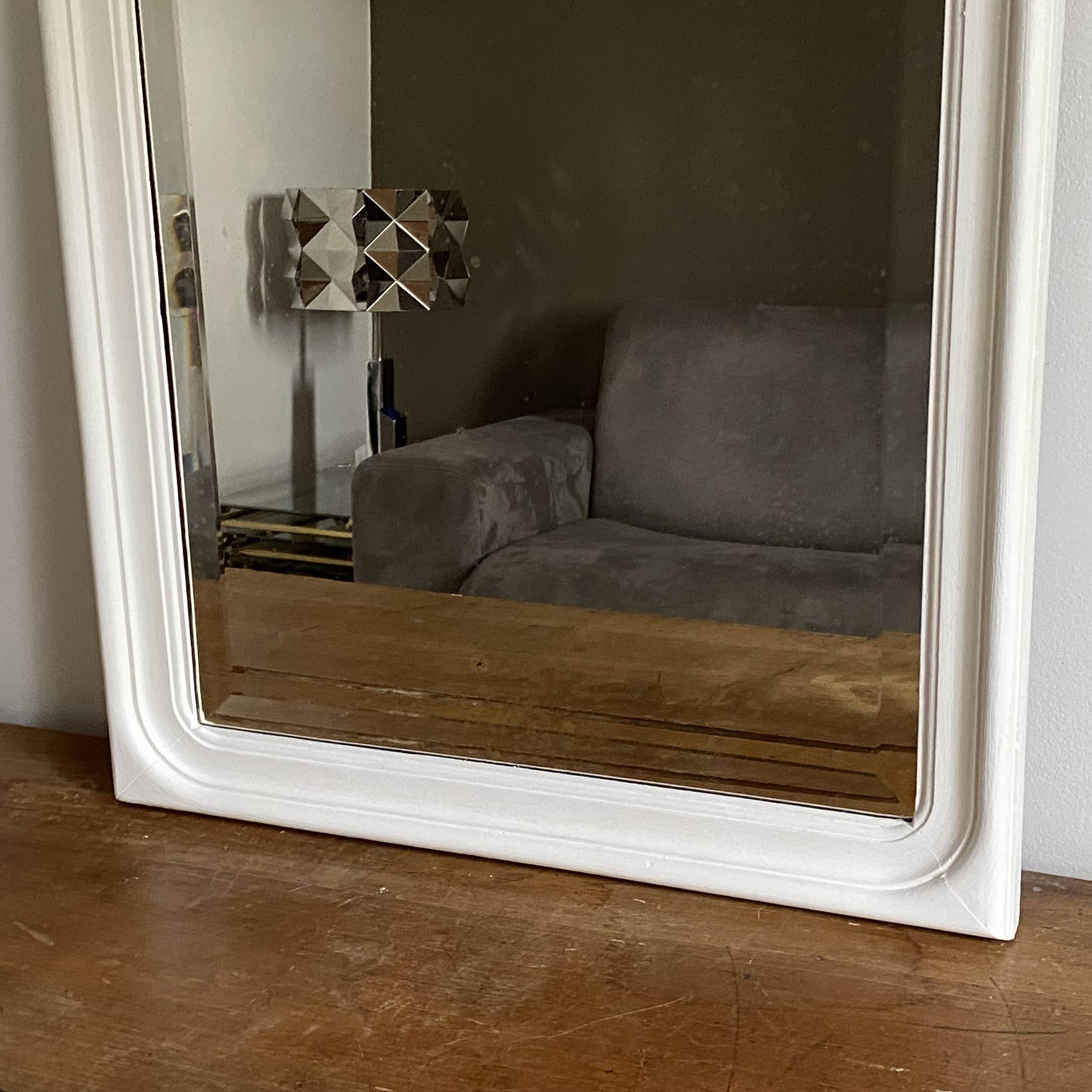 Antique mirror with a gendarme hat shape. White. 72x56.