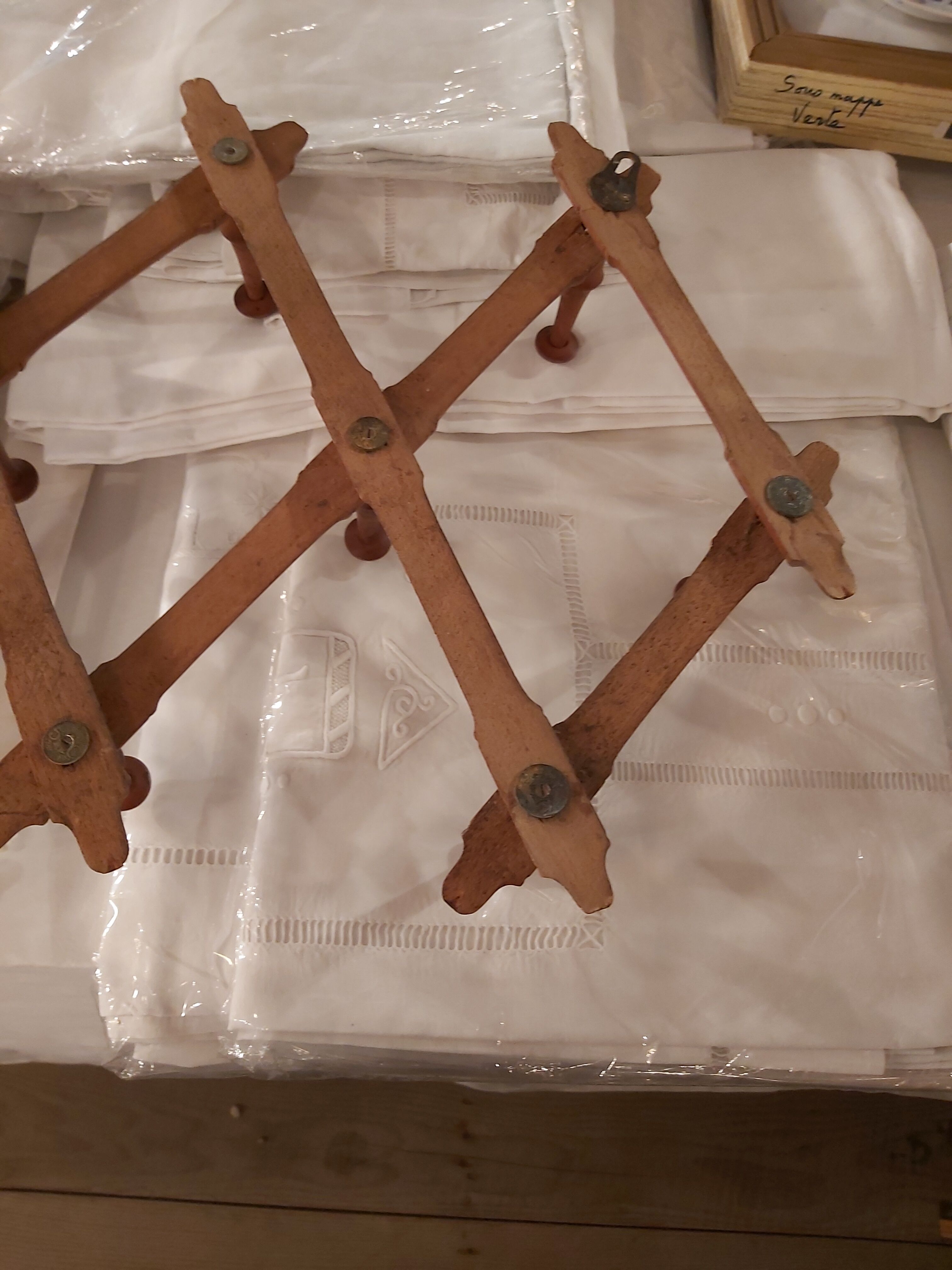 Extendable wall coat rack