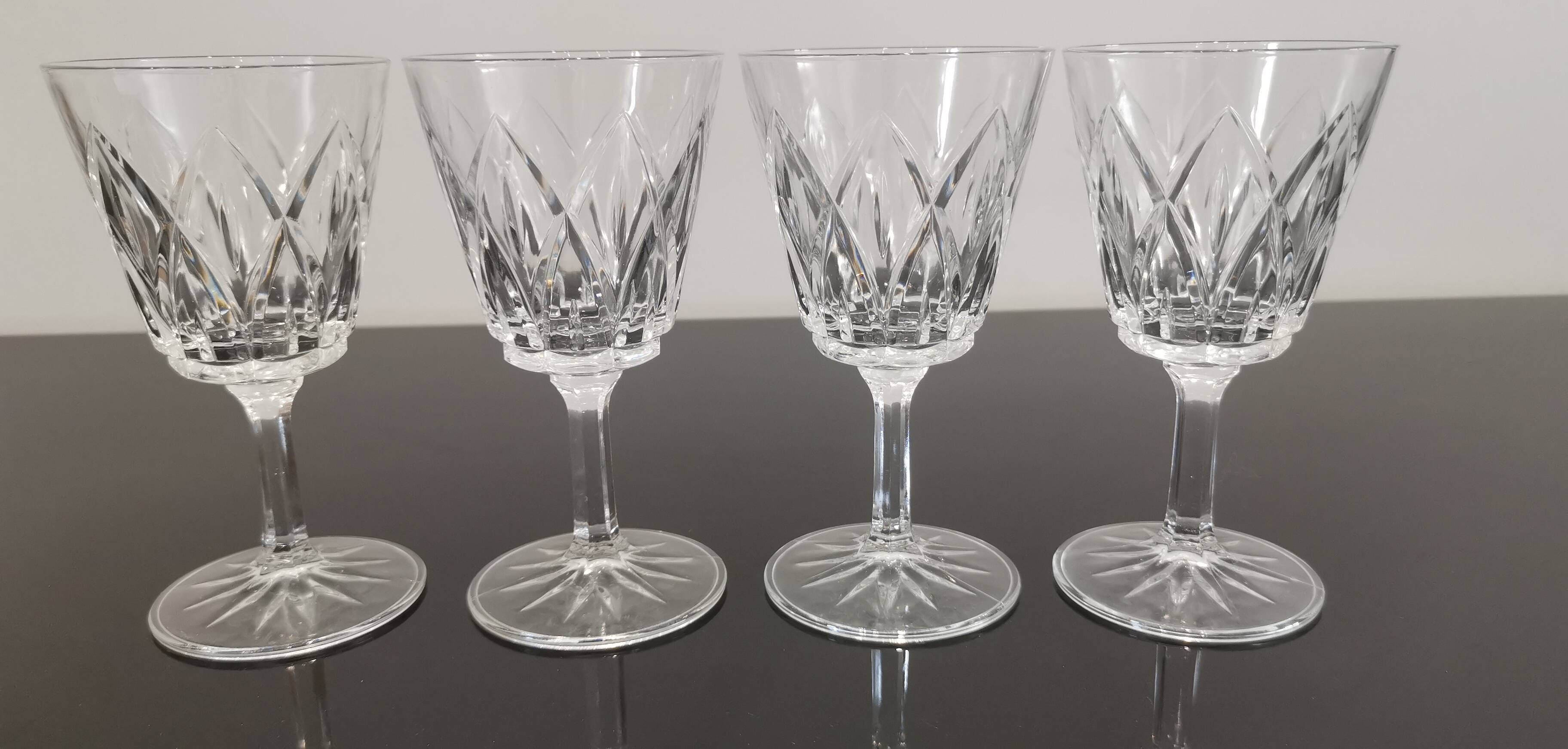 Set de 4 verres à pied à eau en cristal ciselé vintage