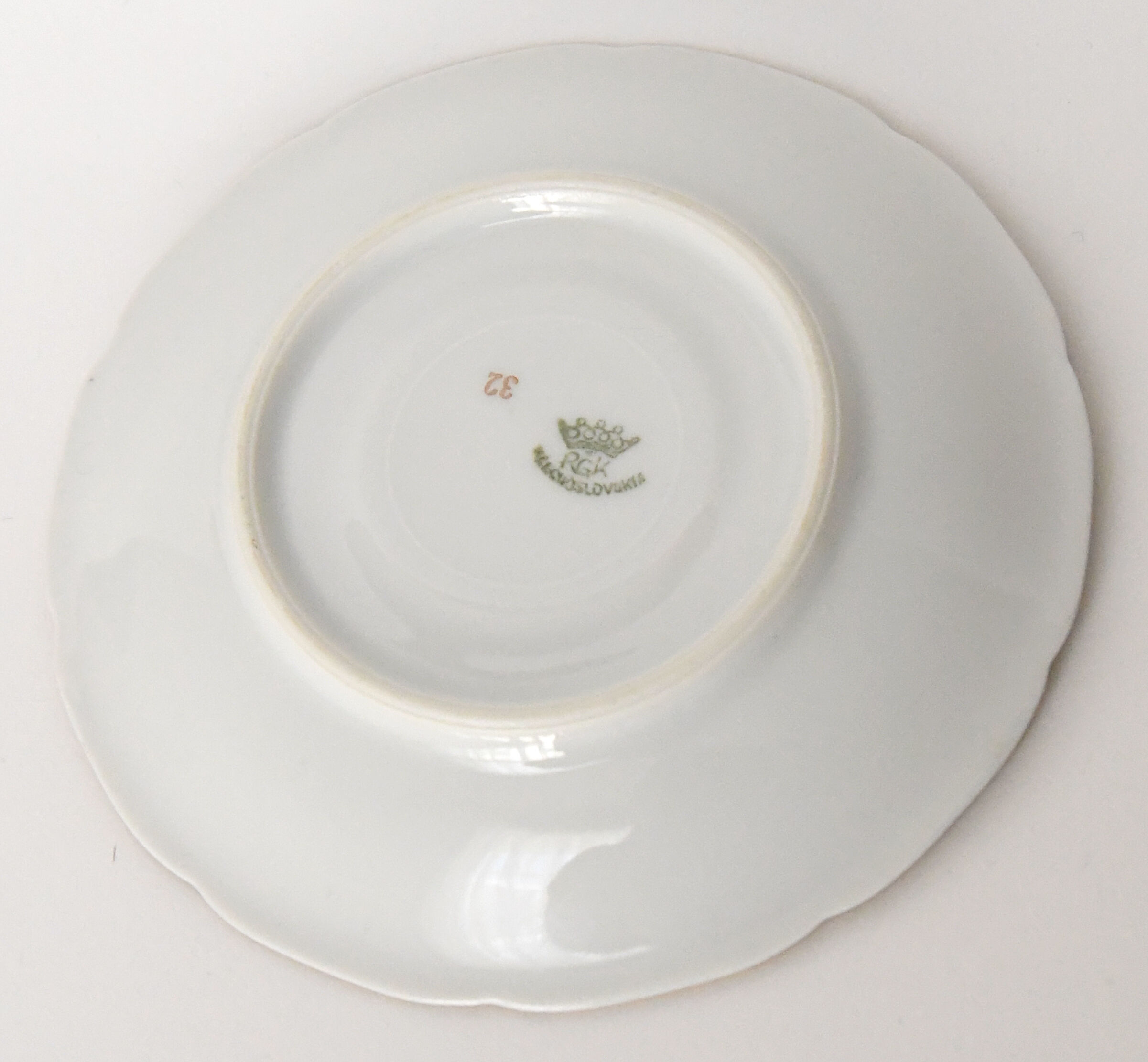 Porcelain cup and undercup