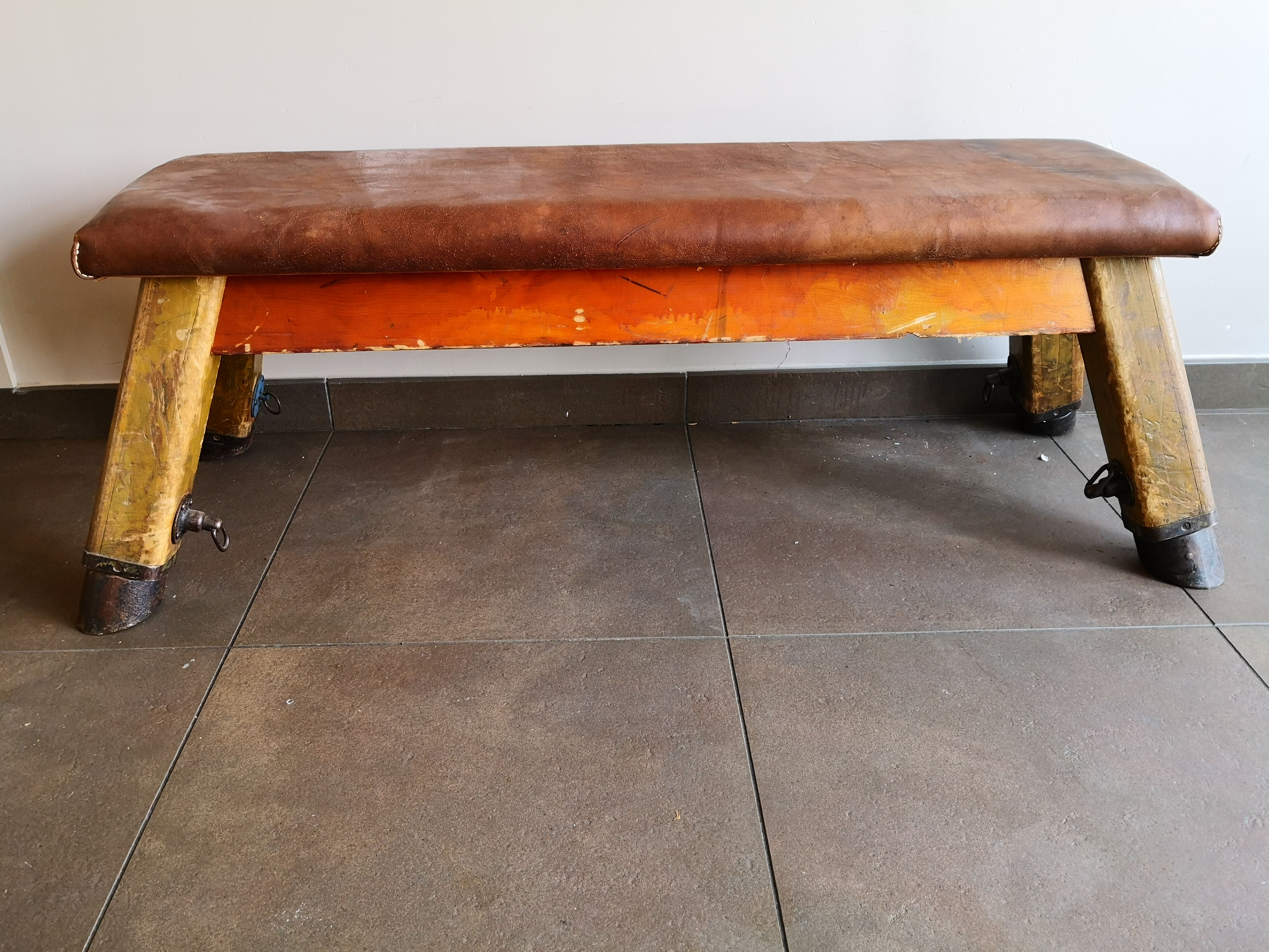 banc vintage en cuir, Tchécoslovaquie années 60, banc de gym, cheval d'arçon