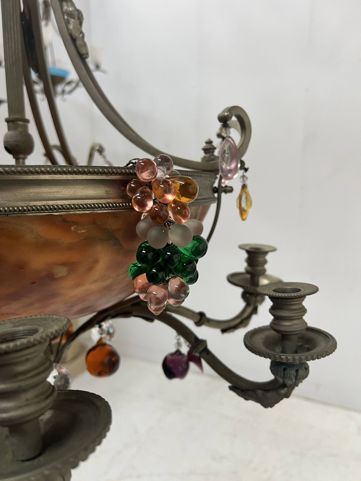Napoleon III chandelier in bronze and alabaster with eight light arms, 19th century.