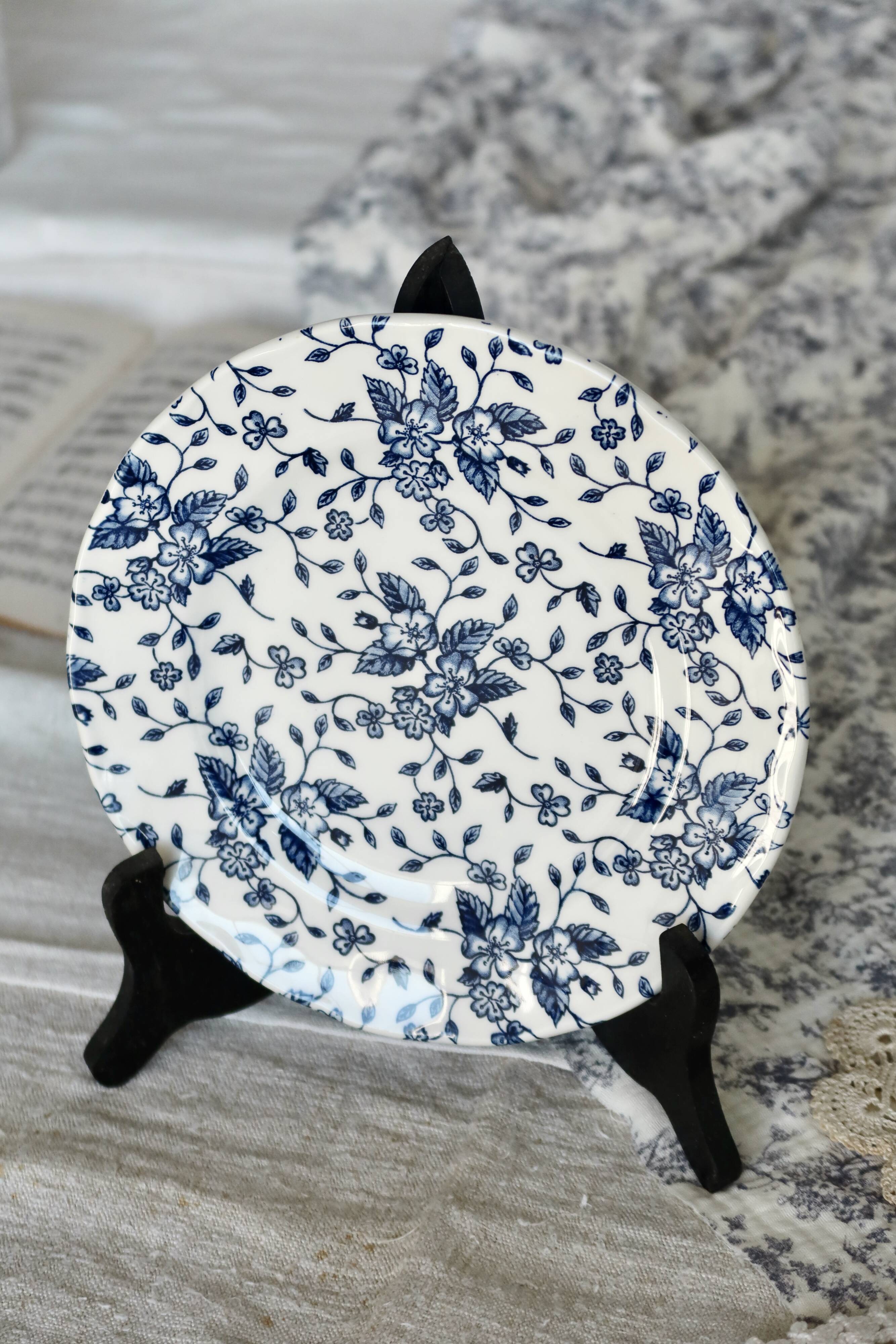 3 assiettes à dessert vintage anglaises Royal Tudor modèle bouquet bleu