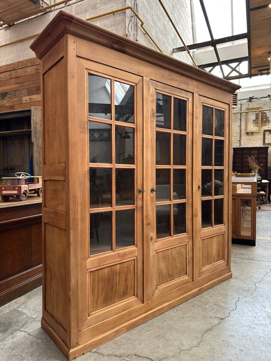 19th-century library in cherry wood