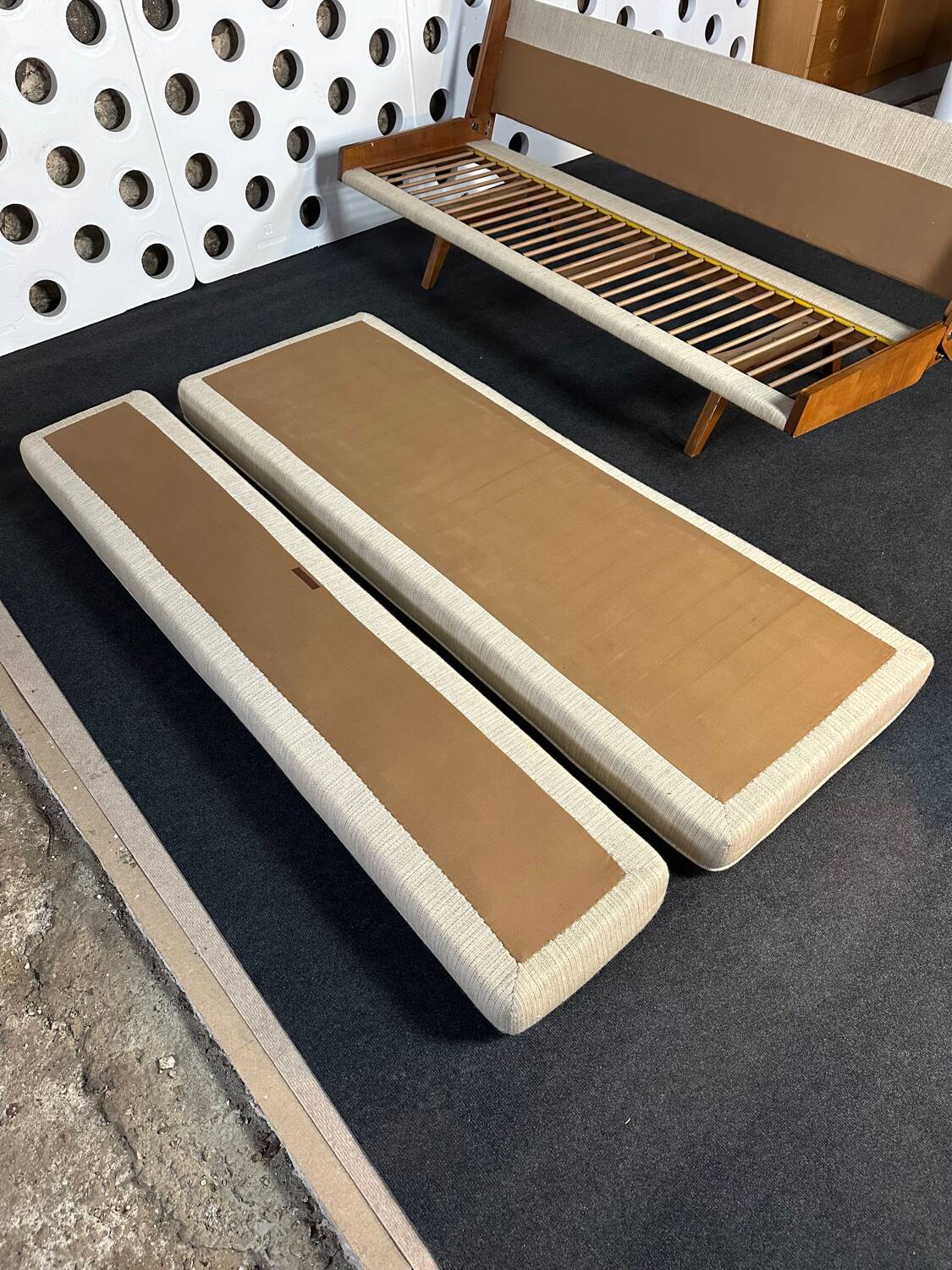 Canapé convertible Daybed Knoll Antimott + Table assortie –