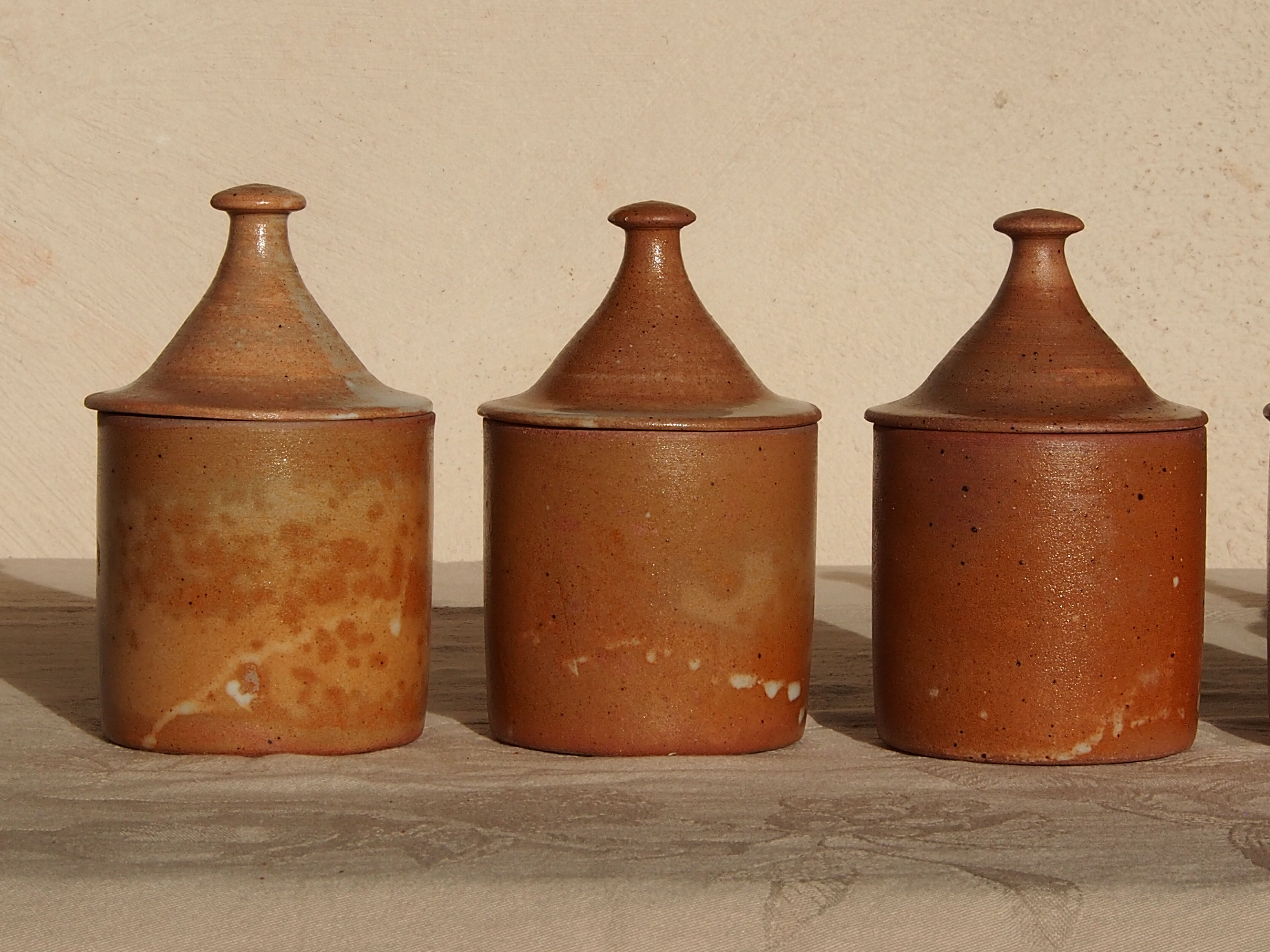 Set of 5 pots with its lid, in vintage stoneware