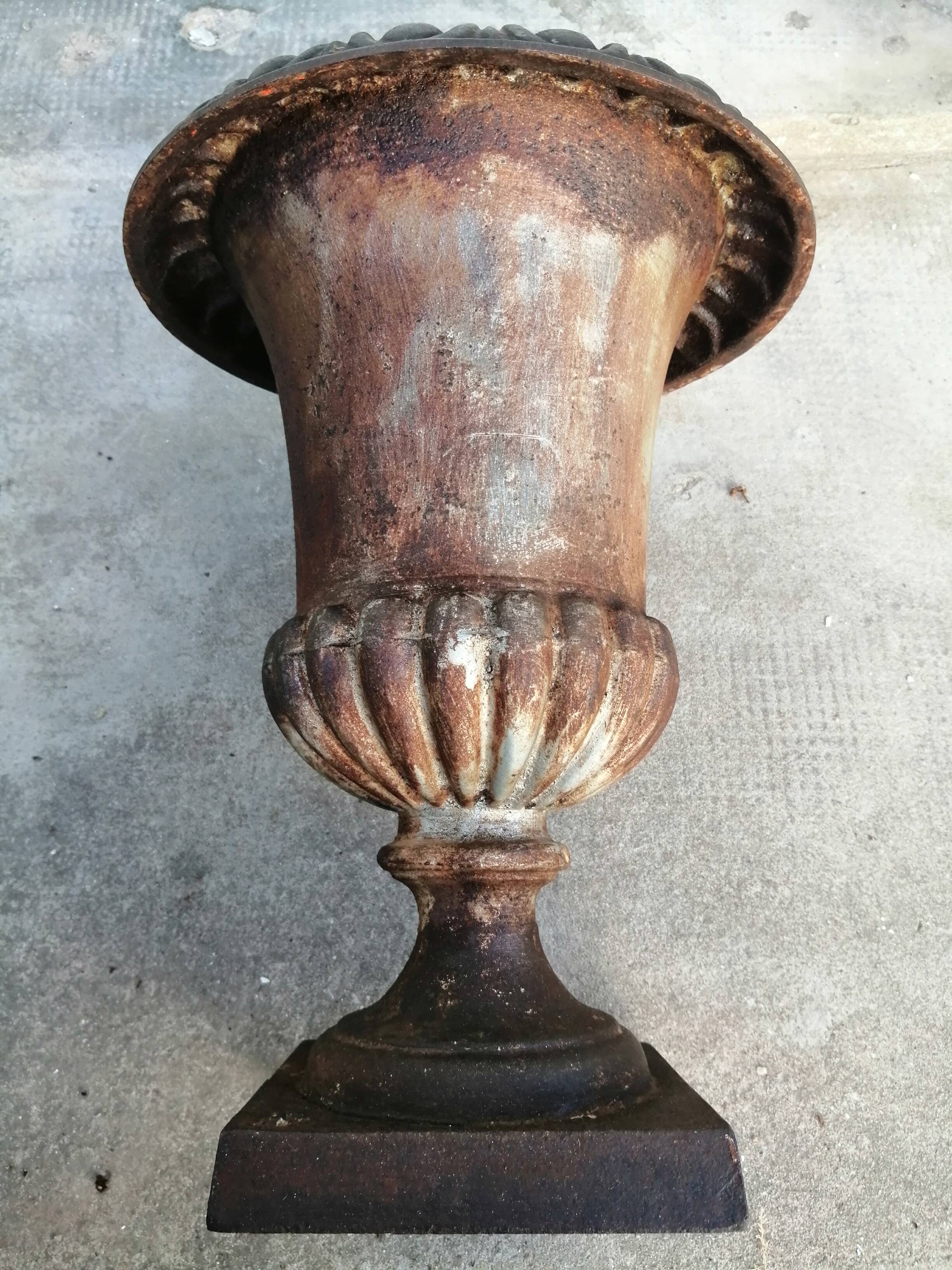 Vase médicis en fonte pechenard
