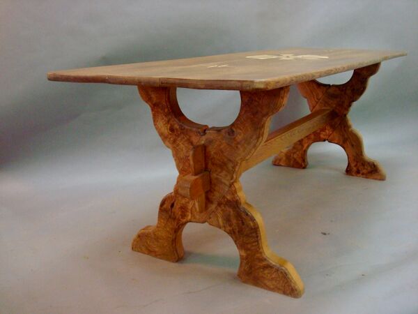 Table pied en x, dessus marqueté rosace et rose des vents