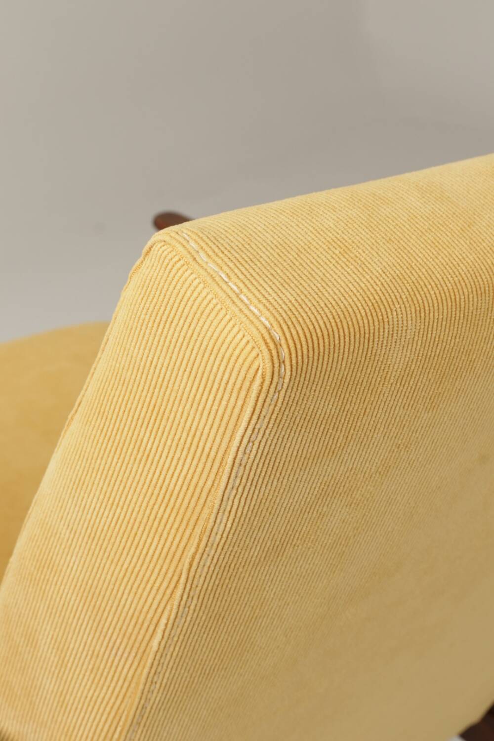 Fauteuil vintage pastel jaune velours côtelé et repose - pieds