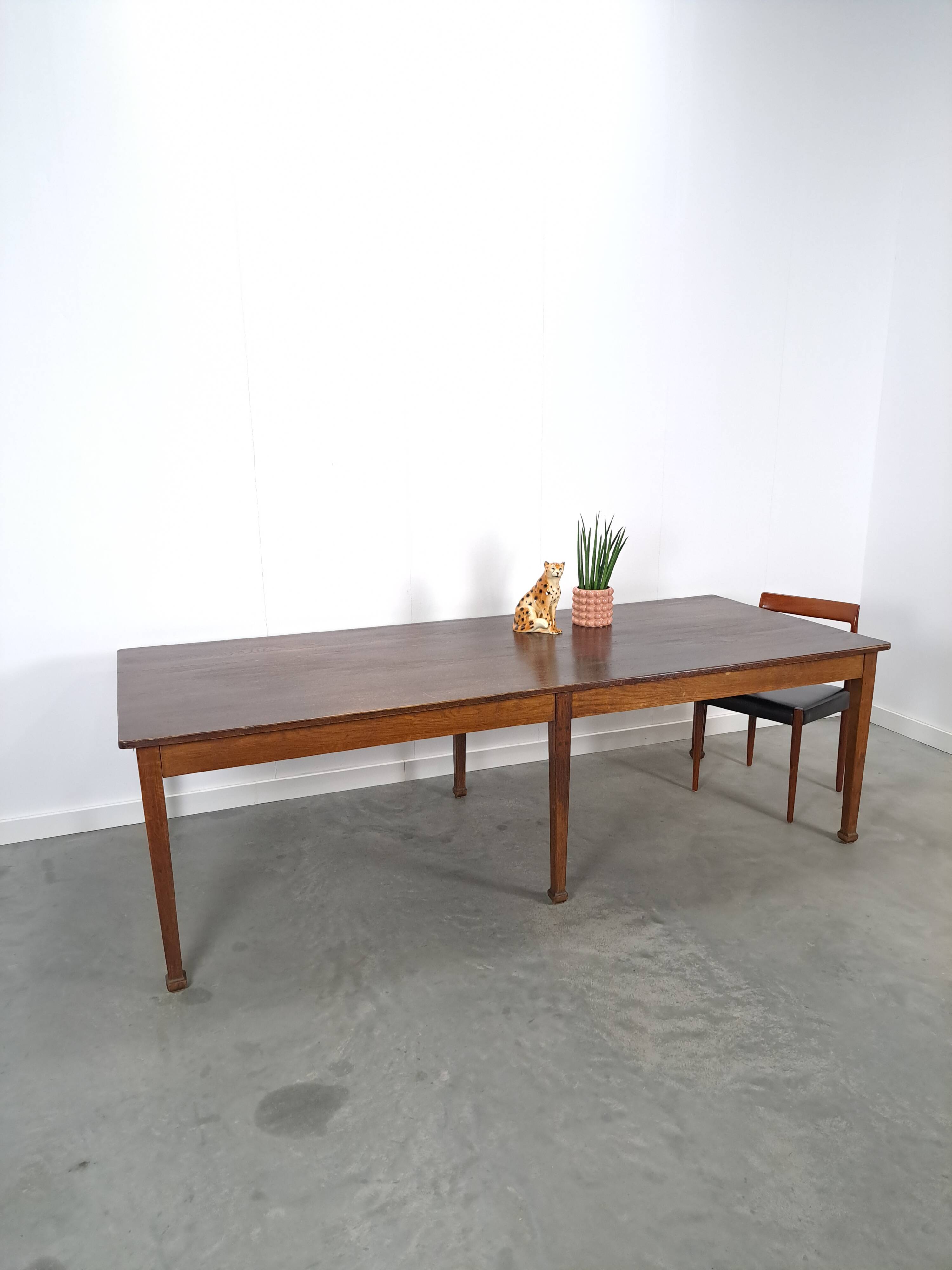 Grande table de salle à manger en bois