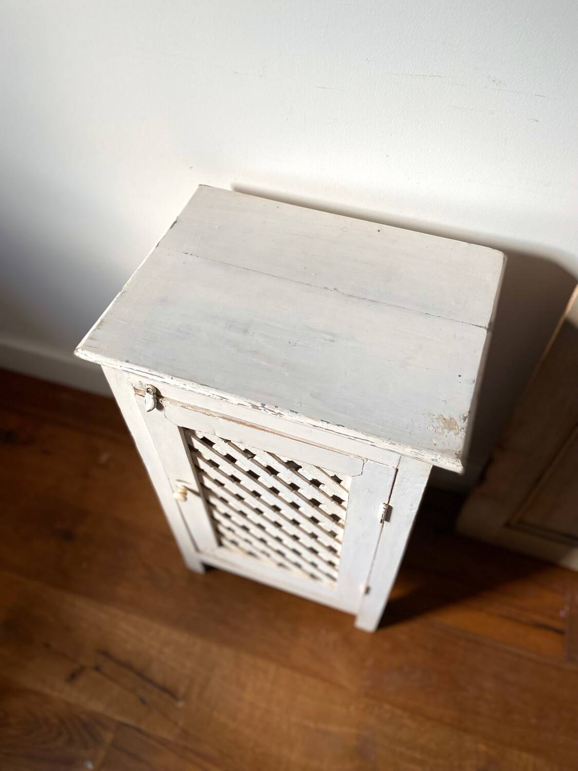 Jam jar with crossbars in old white patinated wood