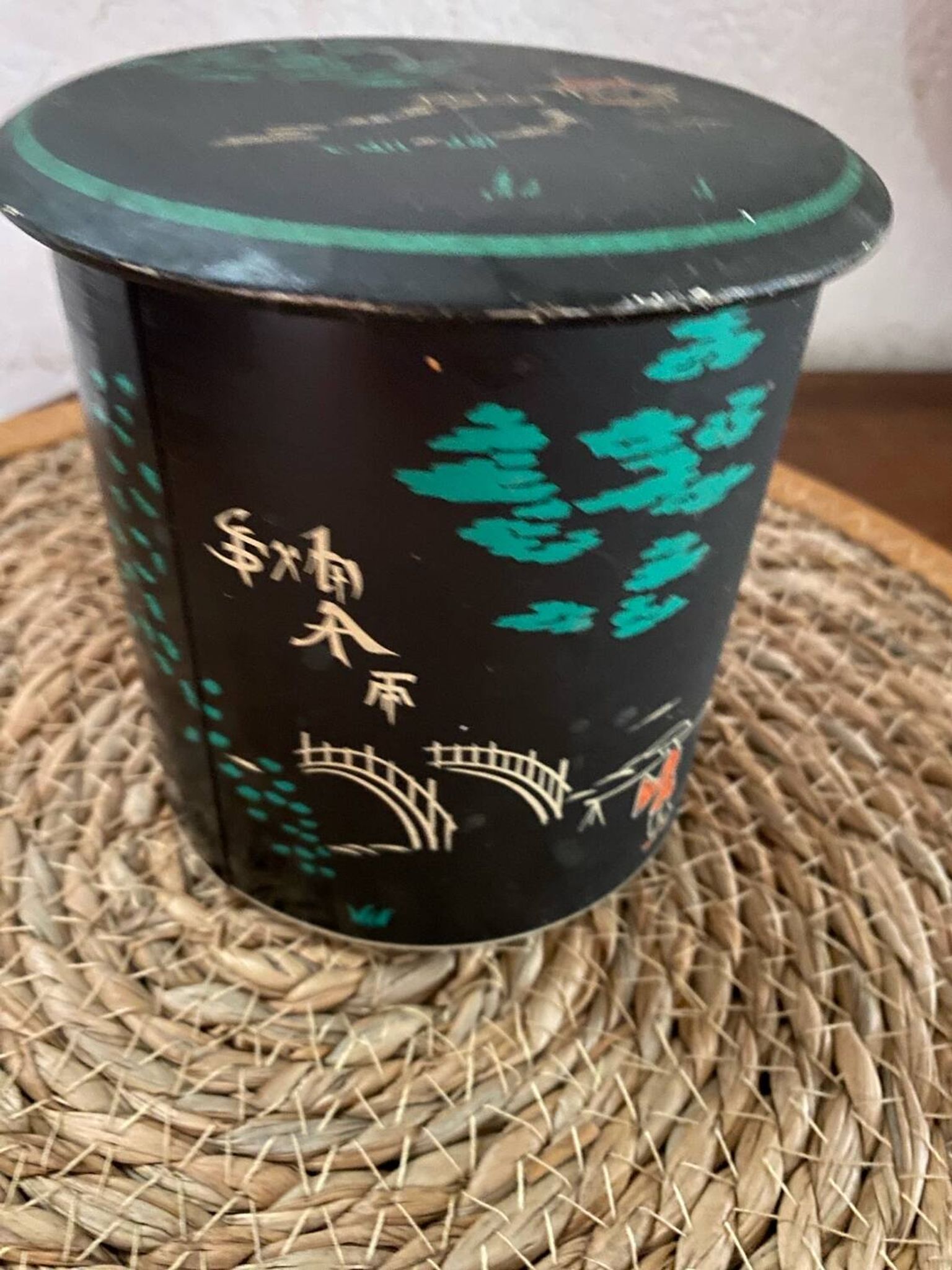 Boîte en tôle motif japonisant années 40.