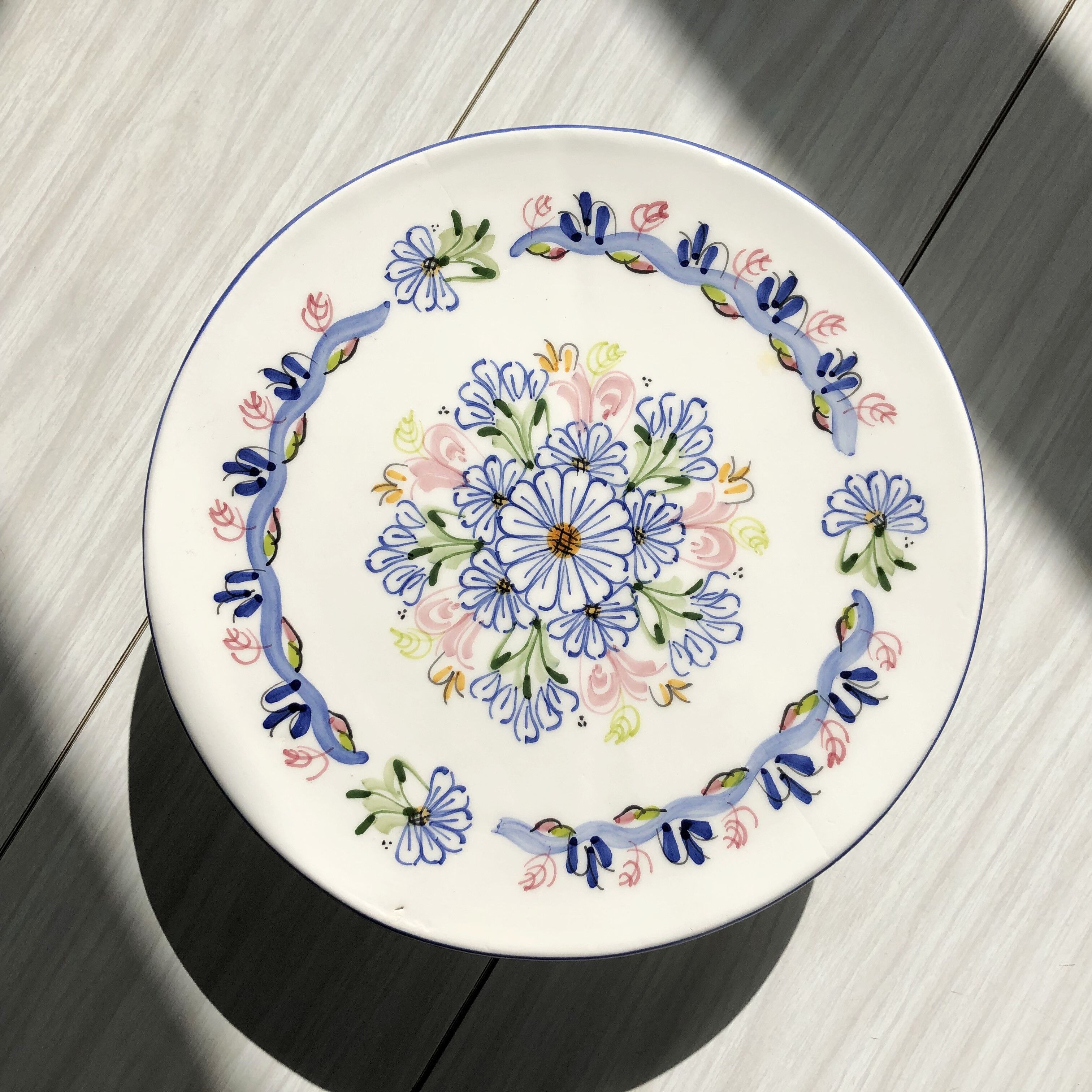 Plat à tarte sur pied en porcelaine blanche peint à la main, motifs floraux très colorés