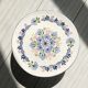 Plat à tarte sur pied en porcelaine blanche peint à la main, motifs floraux très colorés
