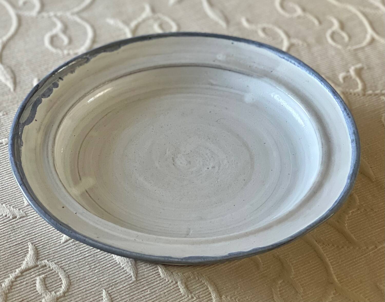 Cheese dome in stoneware.