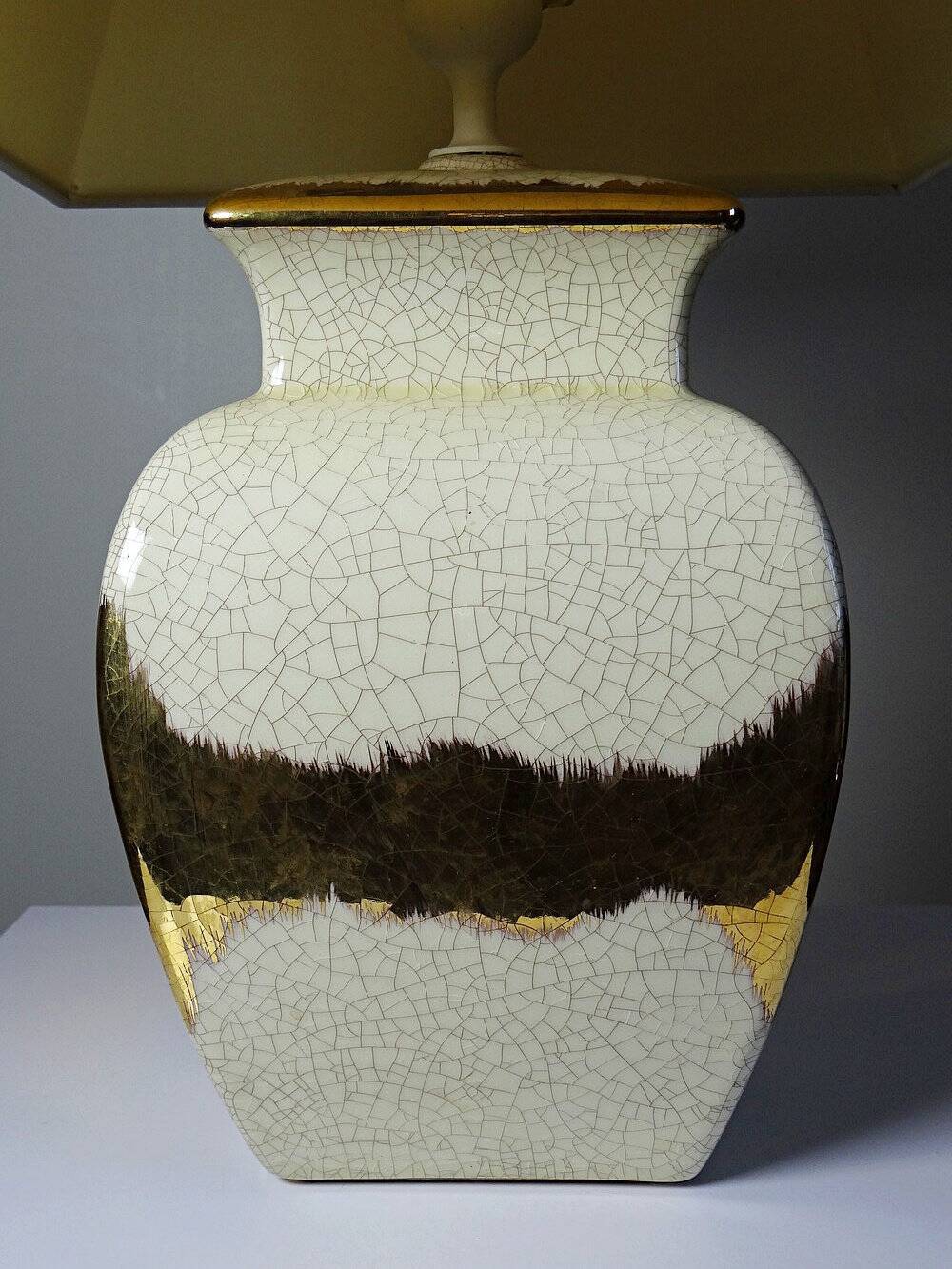Large vintage Italian lamp in cracked ivory ceramic with gilding.