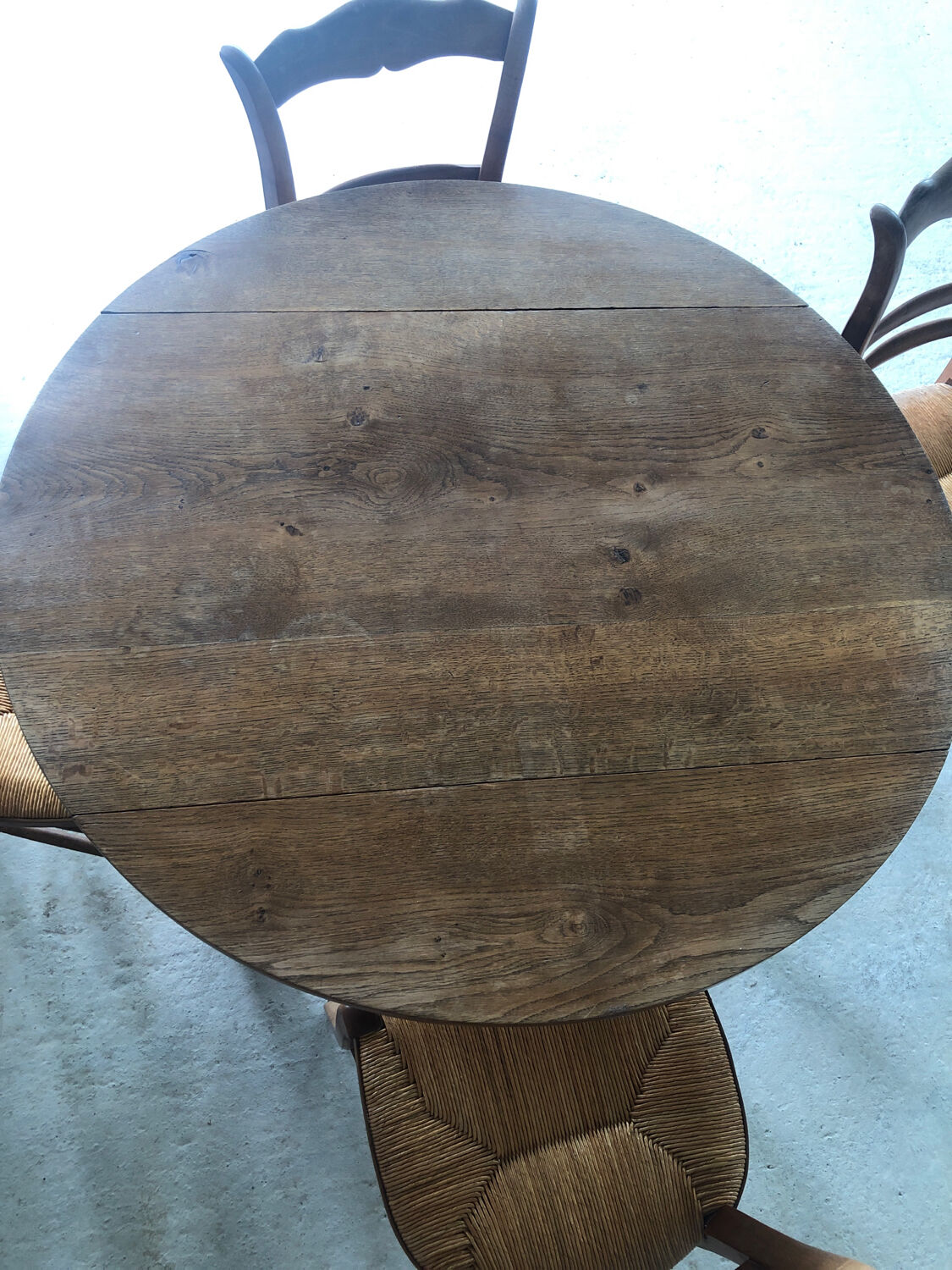 Round wooden table (4/6 people) with 4 straw chairs