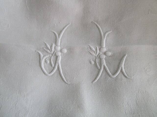 Nappe ancienne damassée, monogrammée