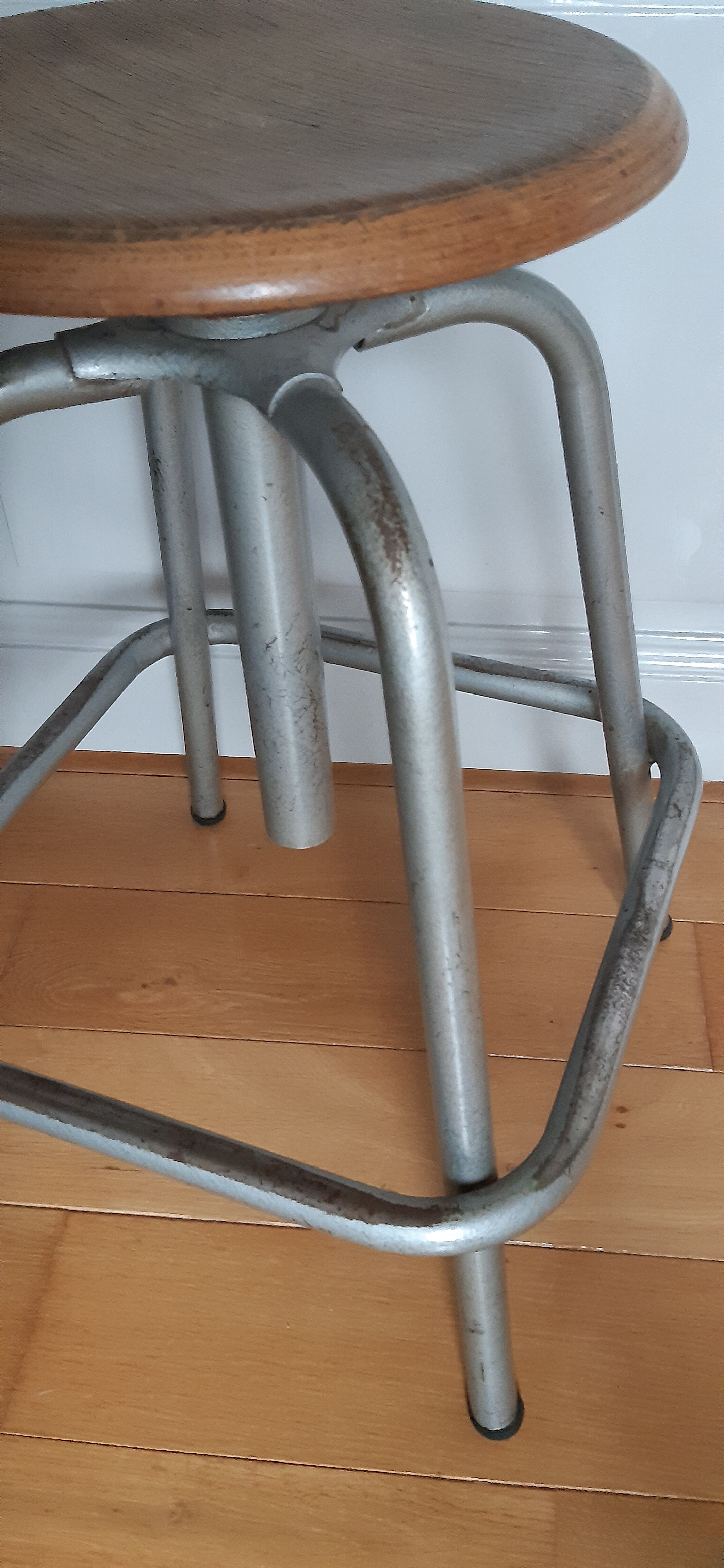 Industrial screw stool