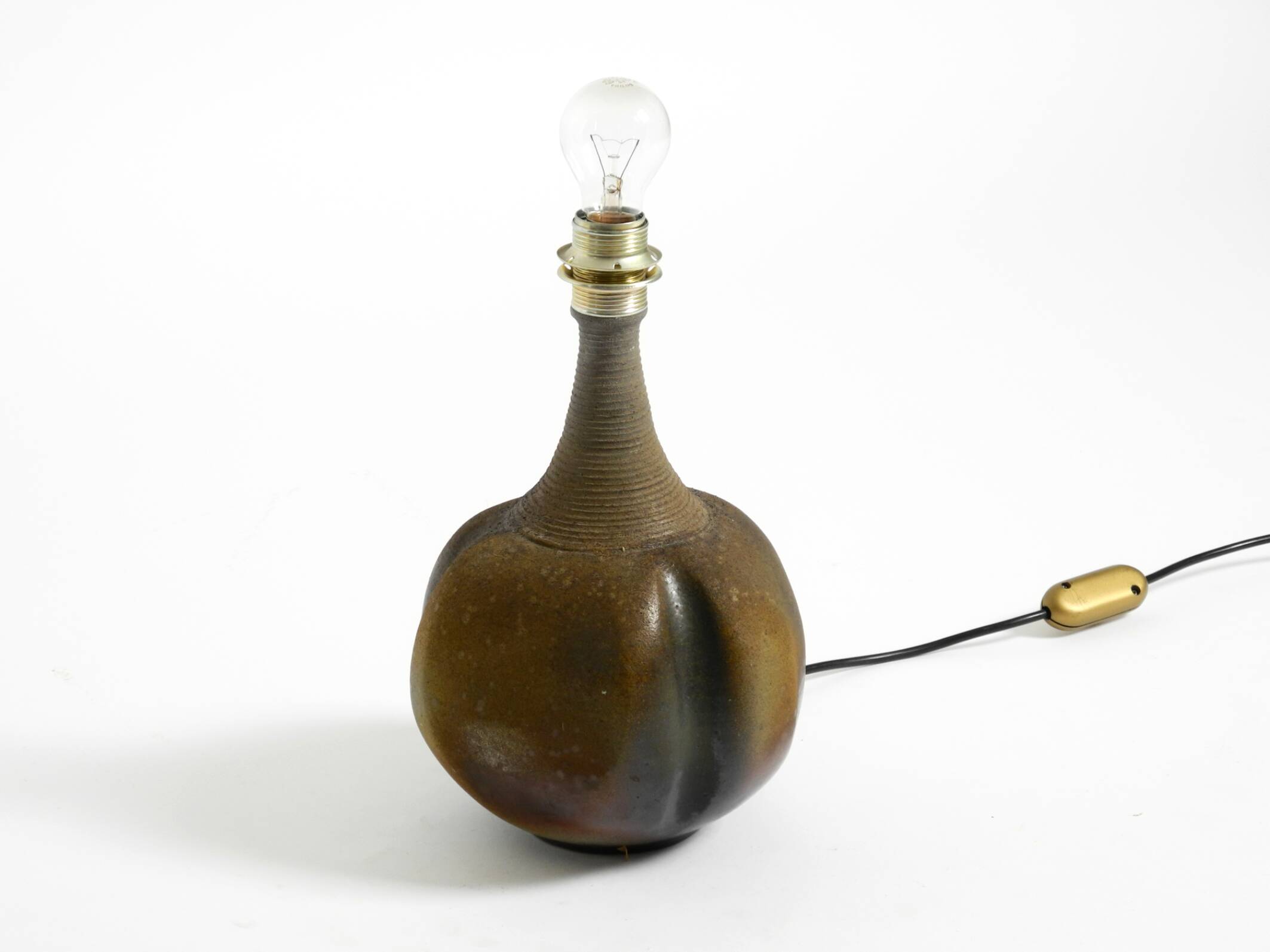 Très belle lampe de table en céramique des années 1960 avec abat-jour en tissu d'origine.