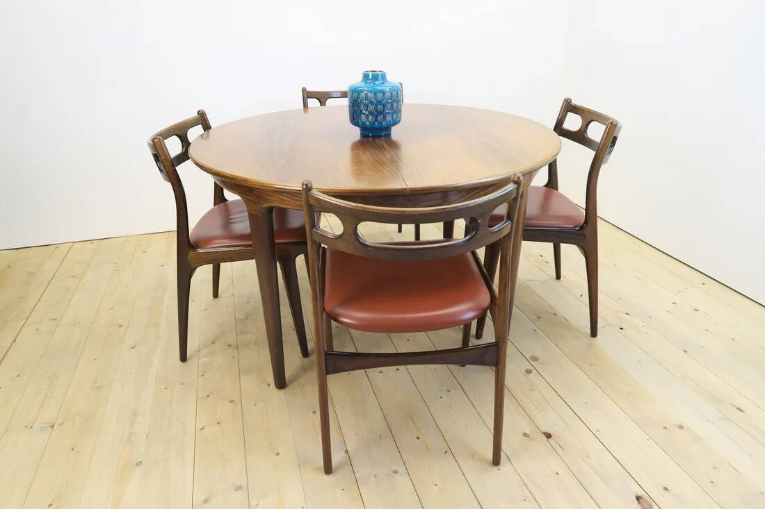 Dining room set in rosewood with table and 4 chairs, 1960s.