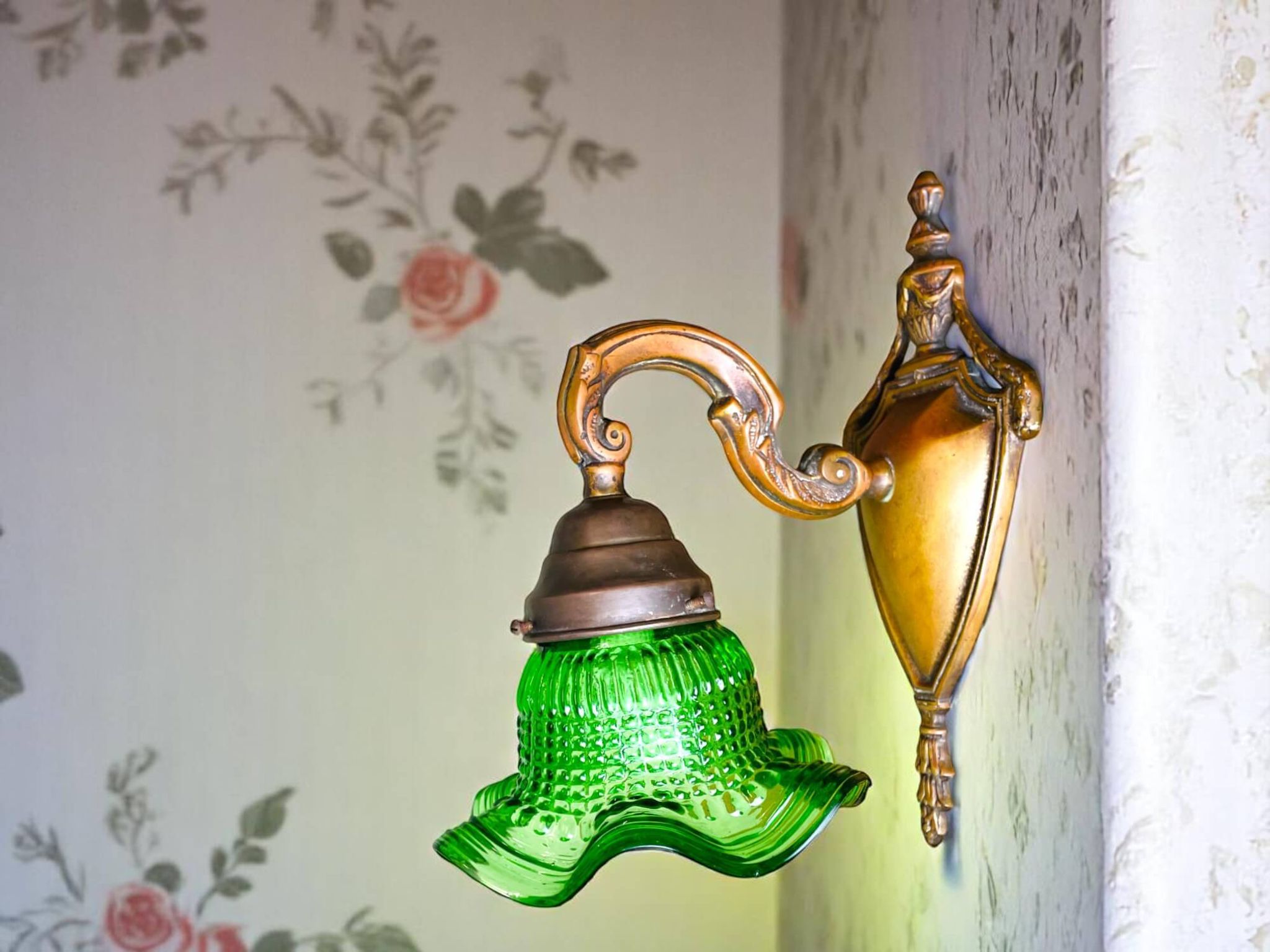 Green glass tulip brass wall sconce light