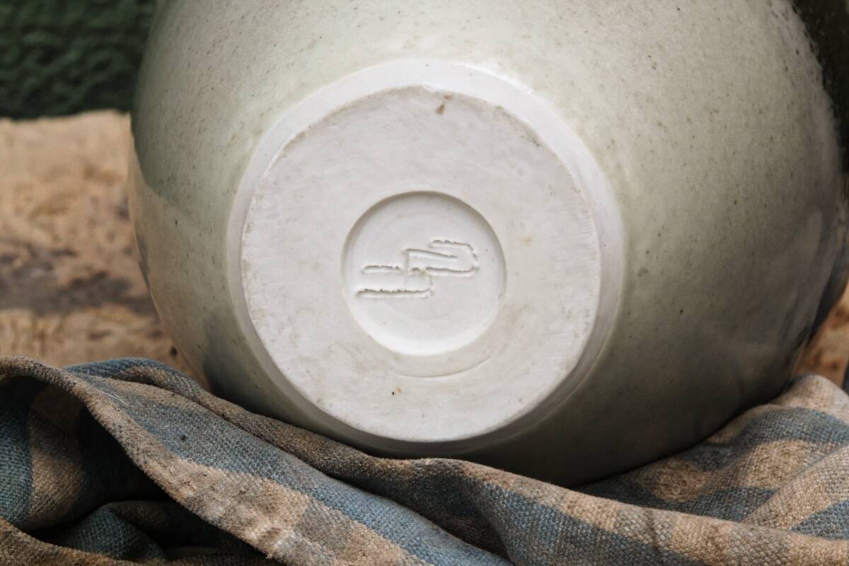 Vase en grés émaillé, glaçures, signé