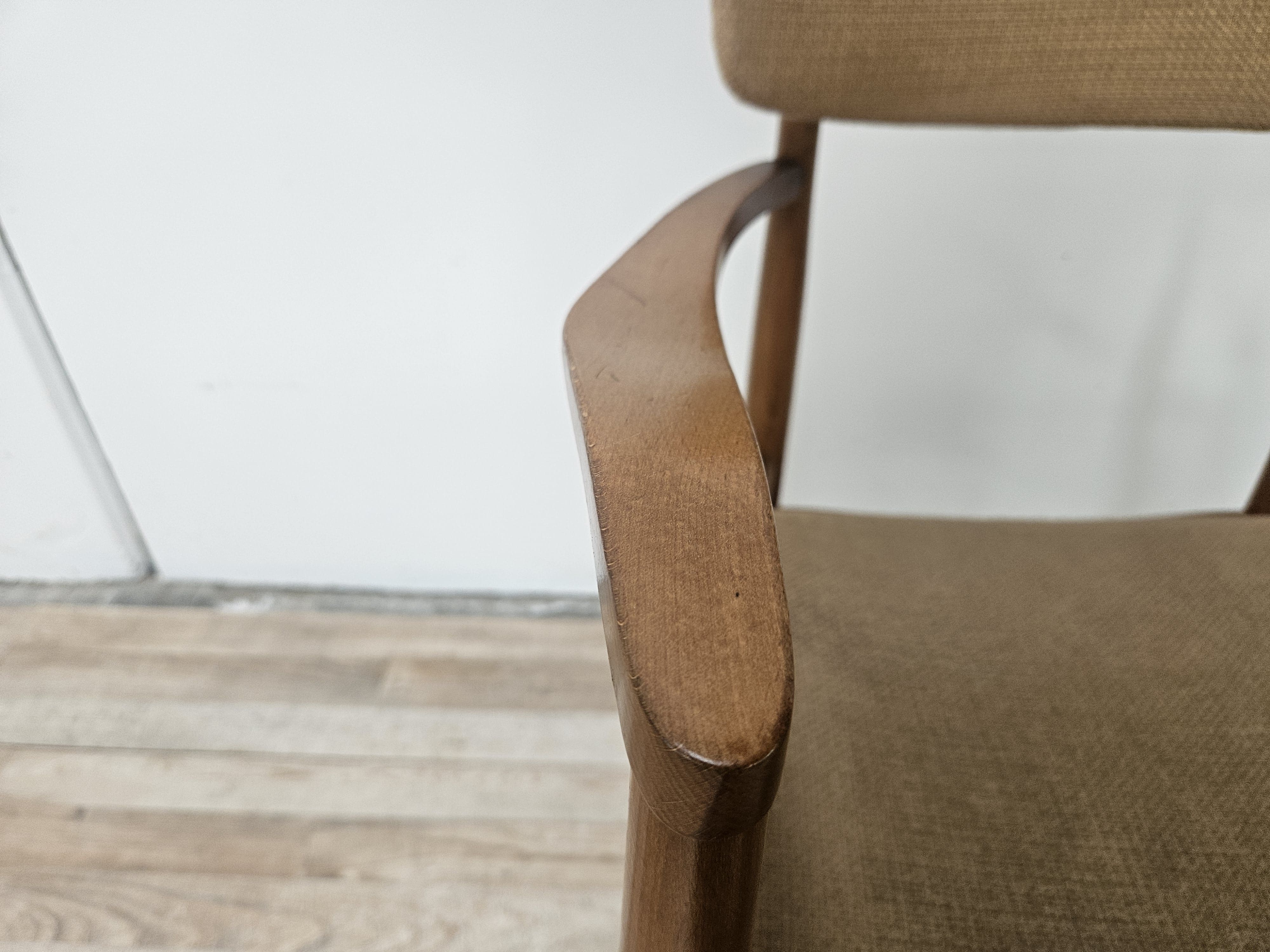 Fauteuil suédois en bois et tissu marron