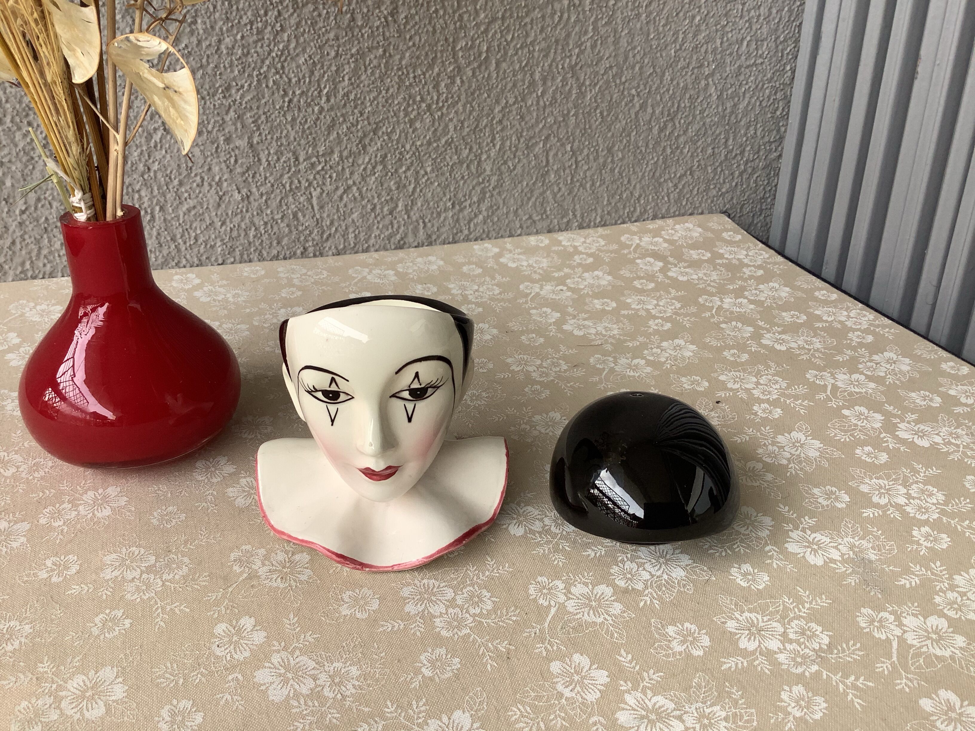 Coquetier and salt shaker Pierrot
