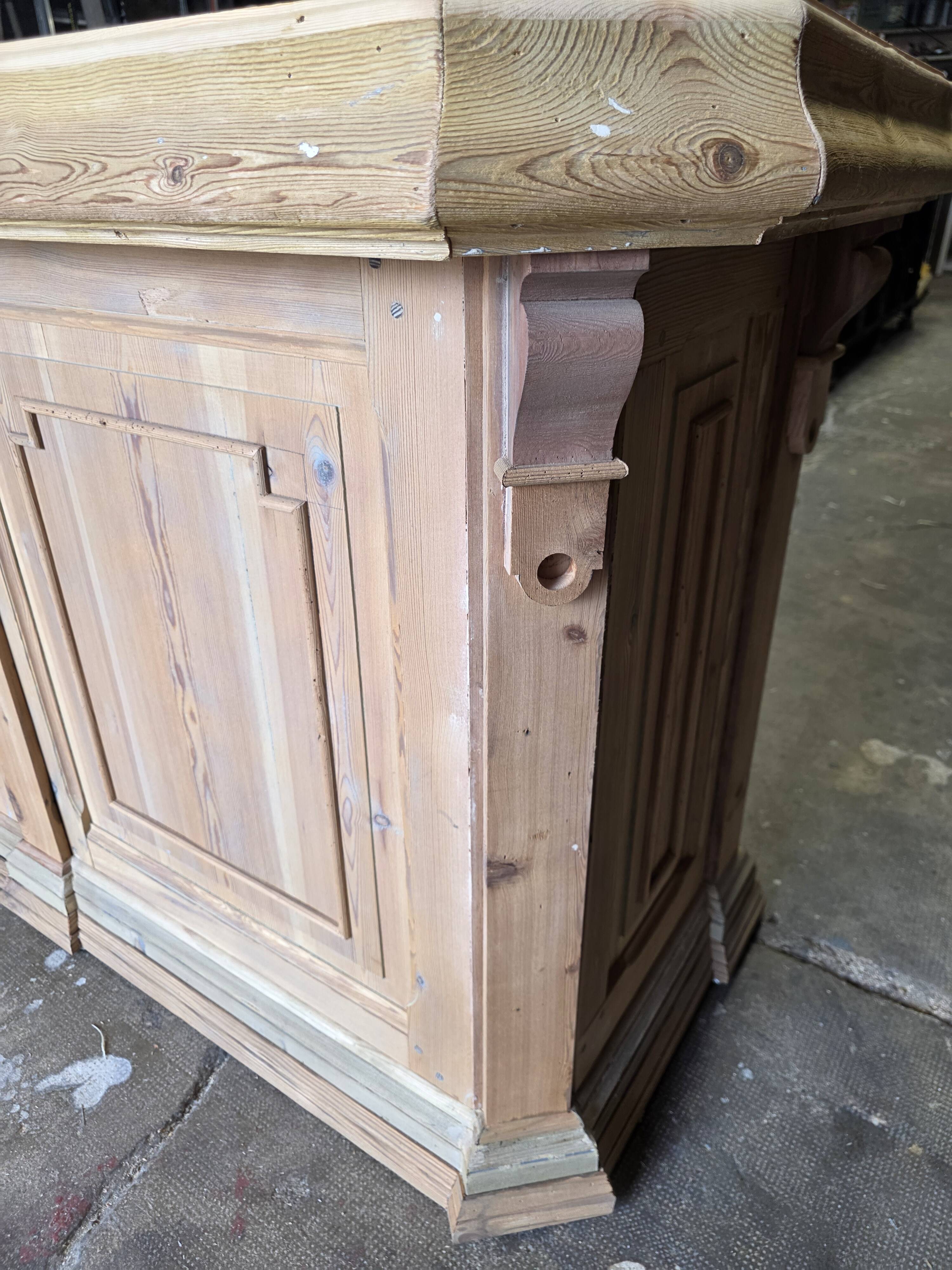 Bistro counter with a Hungarian point design.