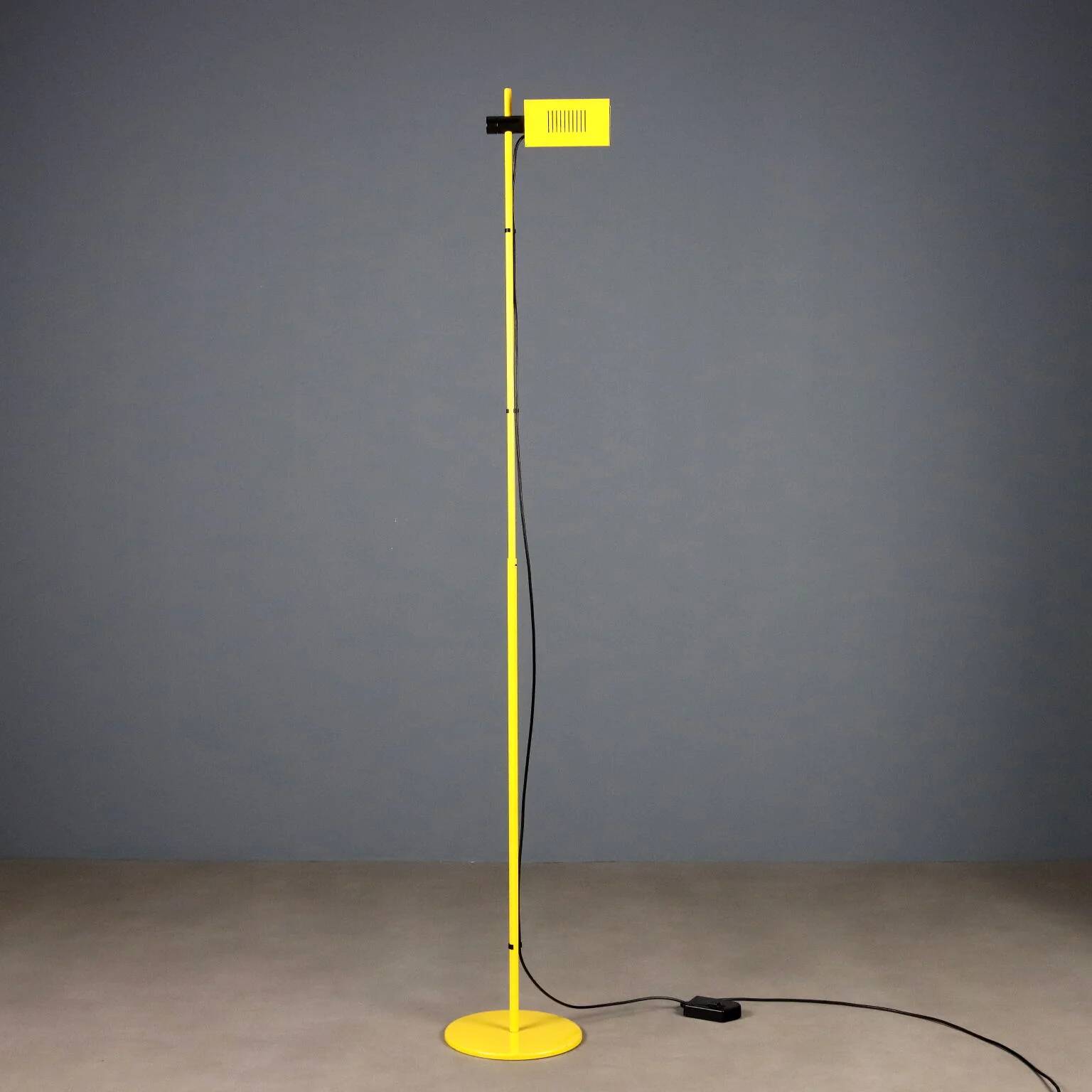 Vintage floor lamp in metal and aluminium, Italy, 1980s.
