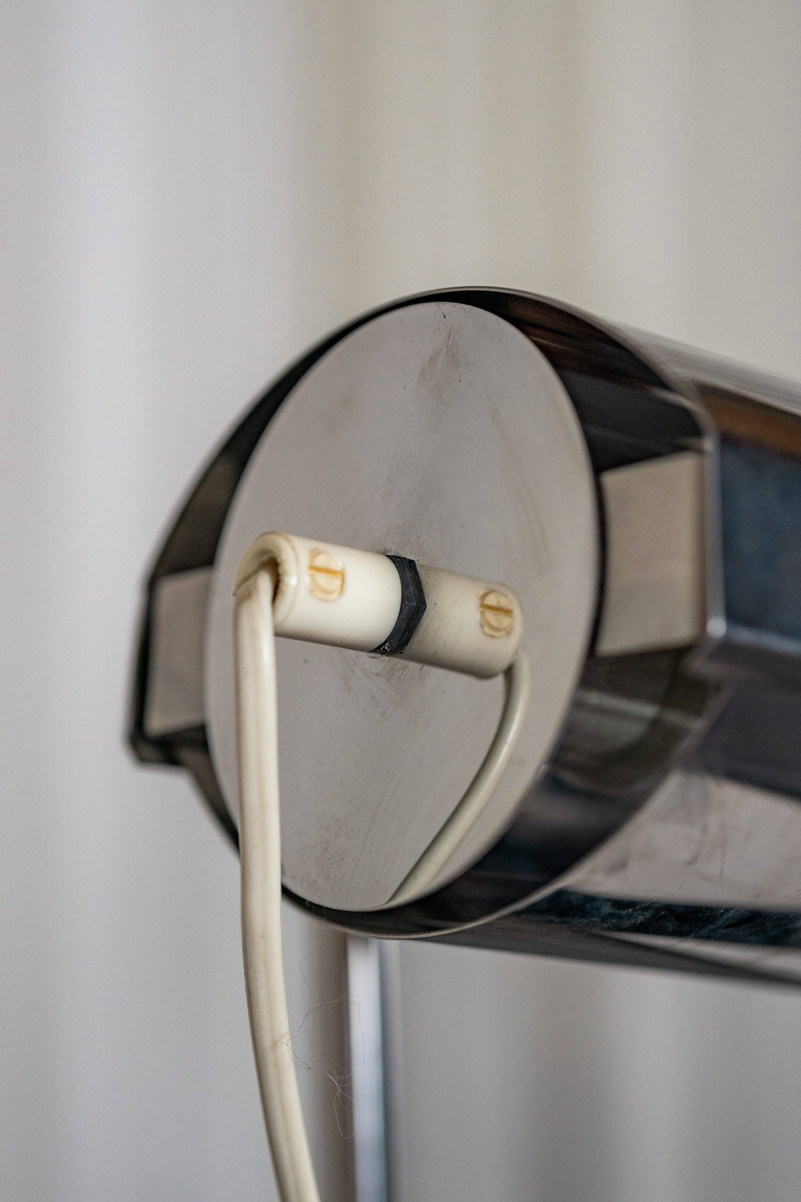 Set of 2 side tables with integrated lamp.