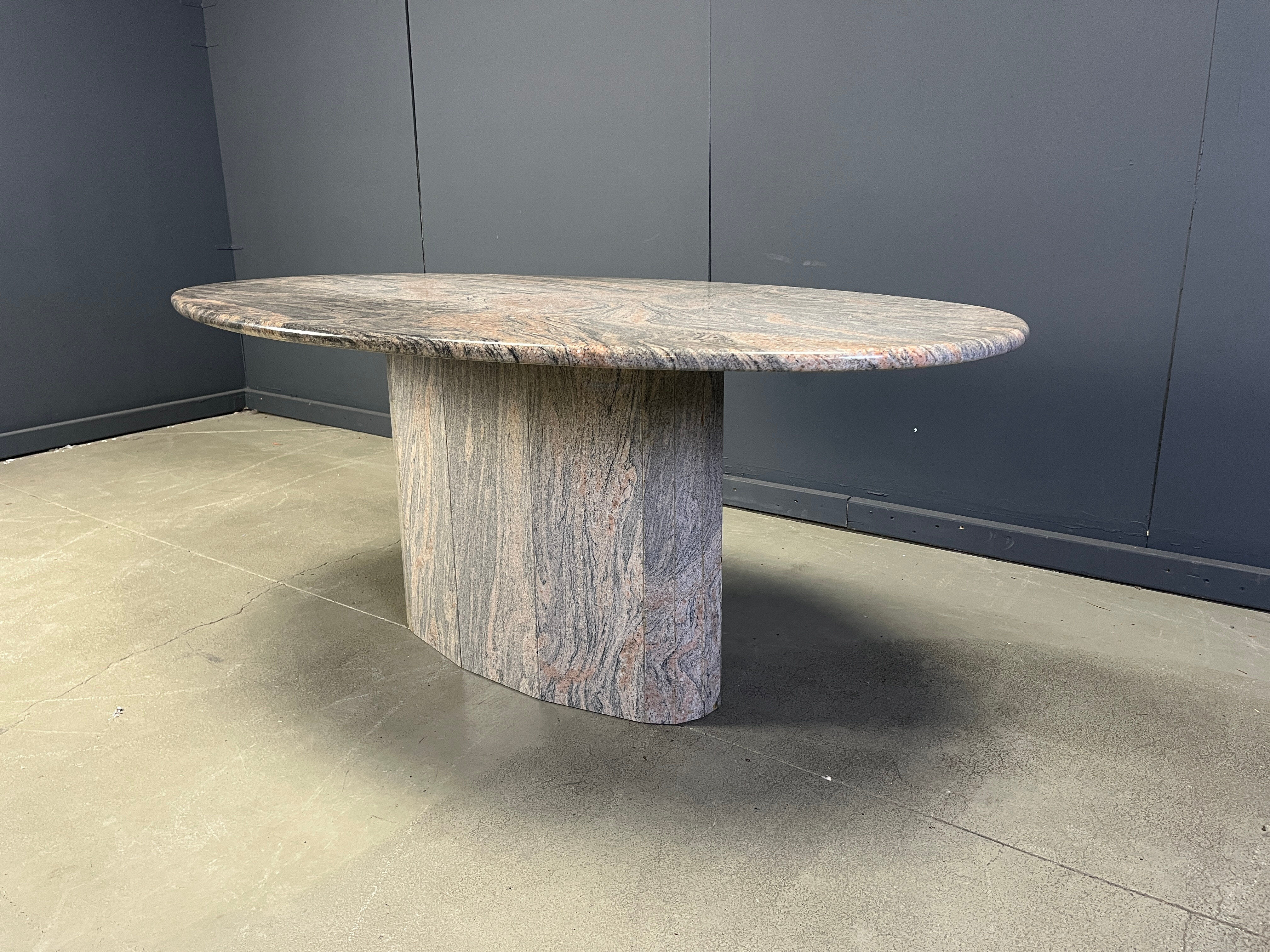 Table à manger en granit ovale vintage, années 1970