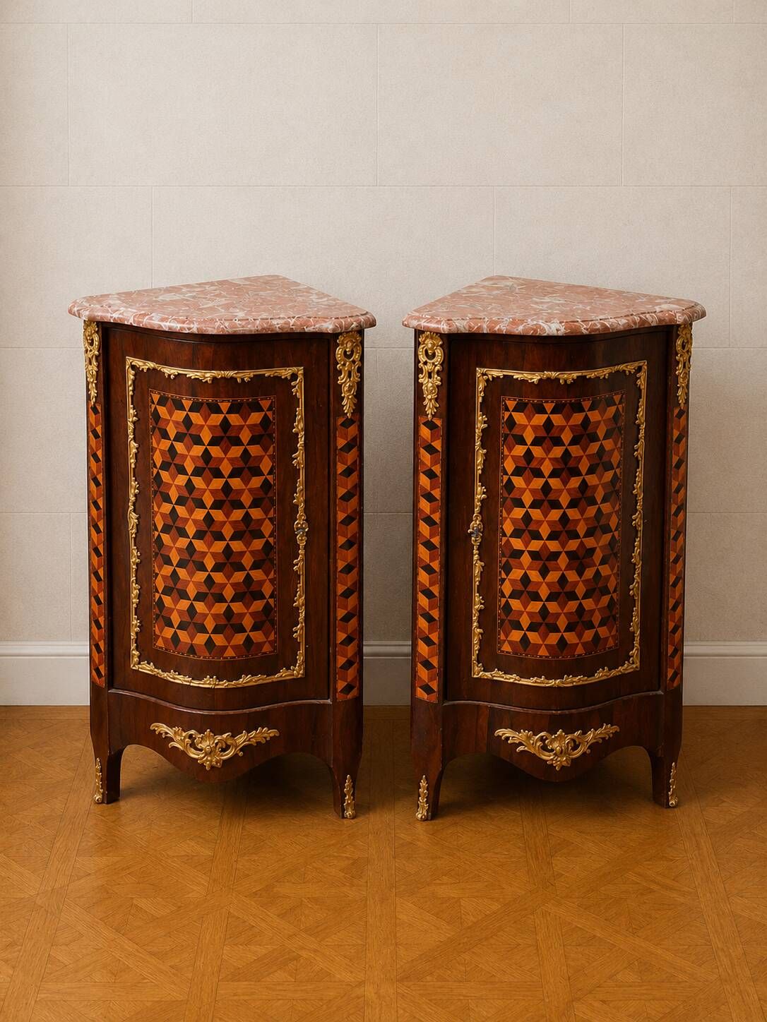 Paire d'encoignures galbées d'époque Louis XV en marqueterie et bronzes dorés