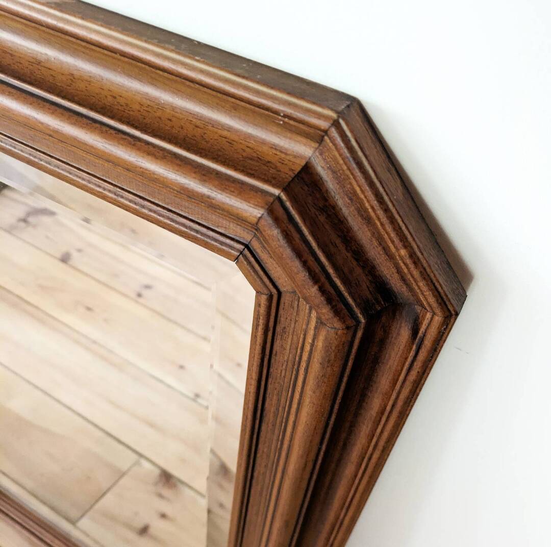 Miroir octogonal en bois.