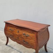 Commode galbée de style Louis xv en acajou