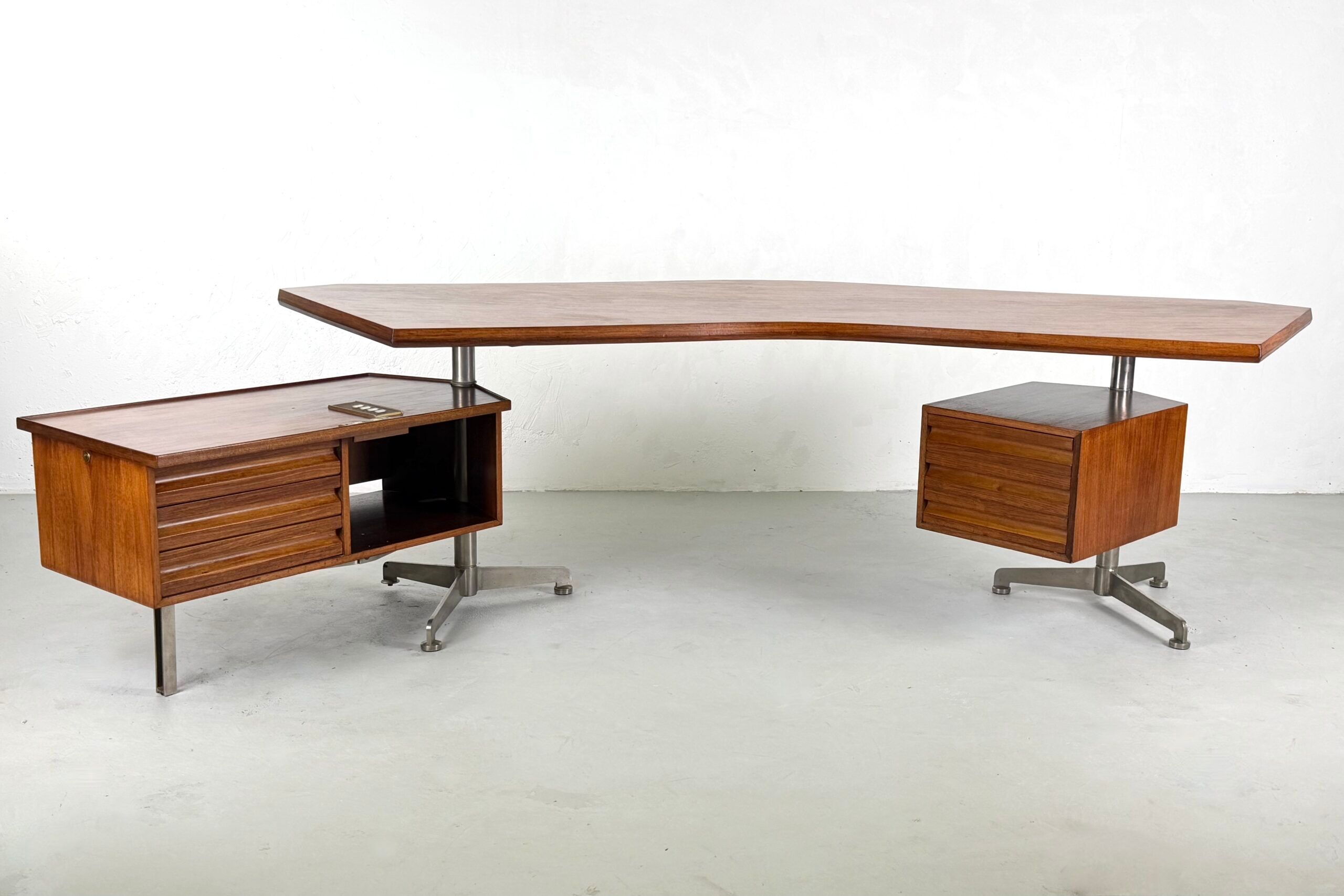 Executive desk T96 by Osvaldo Borsani for Tecno – 1960s