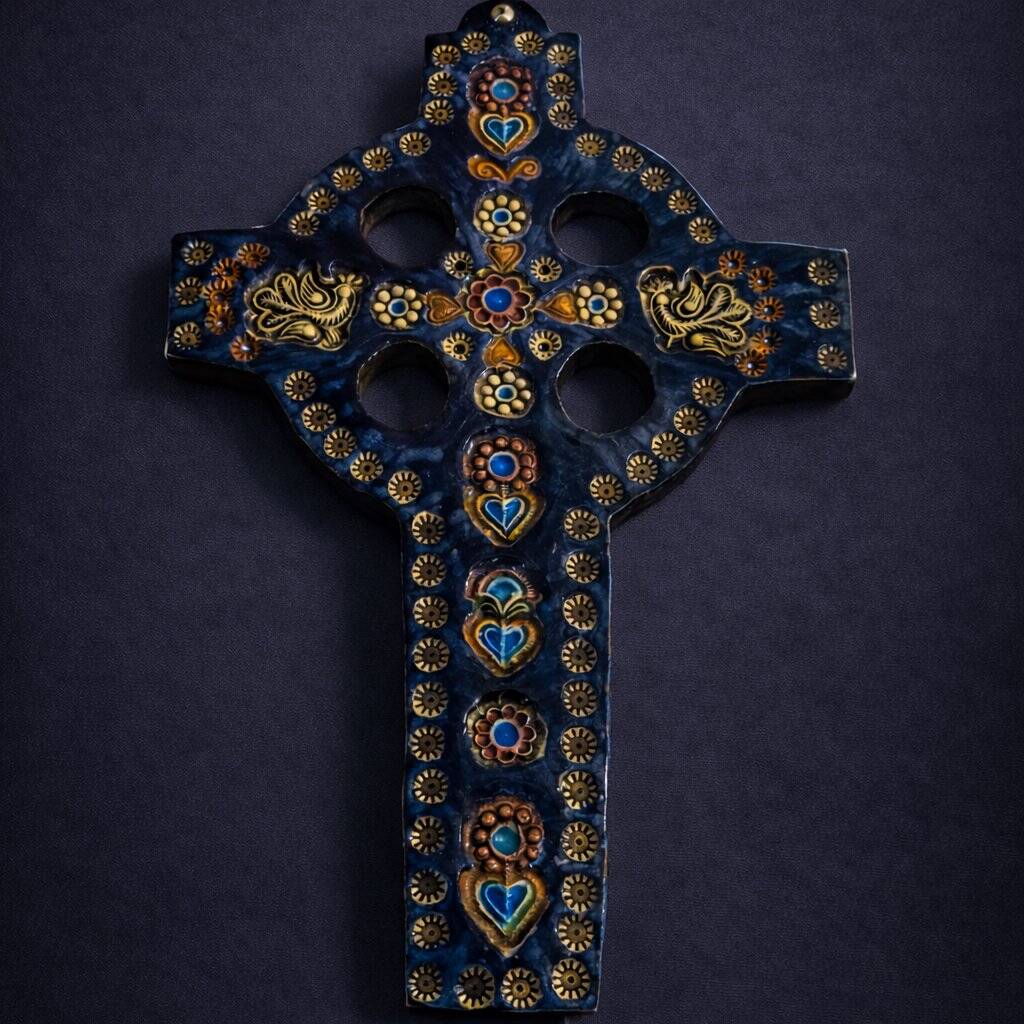 Glazed ceramic devotion cross – floral patterns
