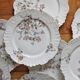 12 assiettes à dessert en porcelaine ancienne décor polychrome floral début XXe
