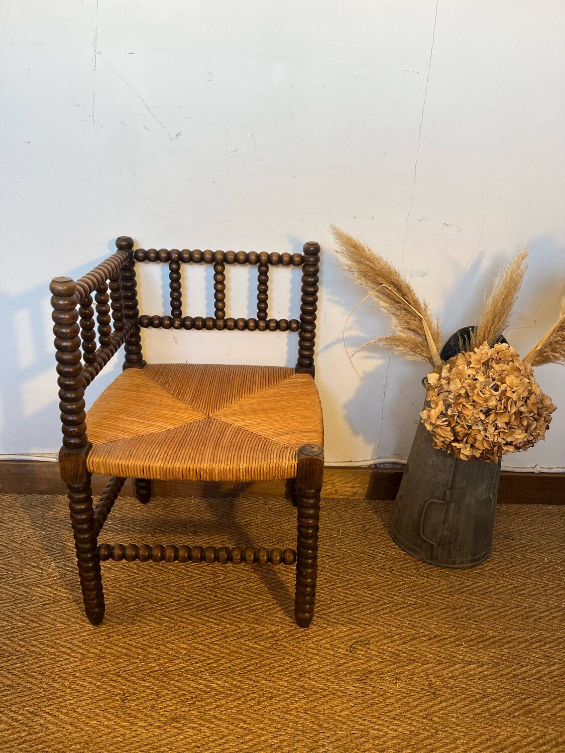 Corner chair in turned wood and straw
