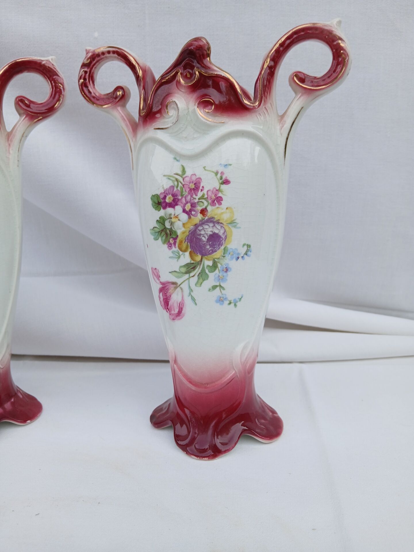 Paire d'anciens vases en barbotine d'Onnaing