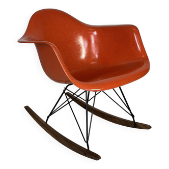 Chaise à bascule Eames Herman Miller RAR en saumon