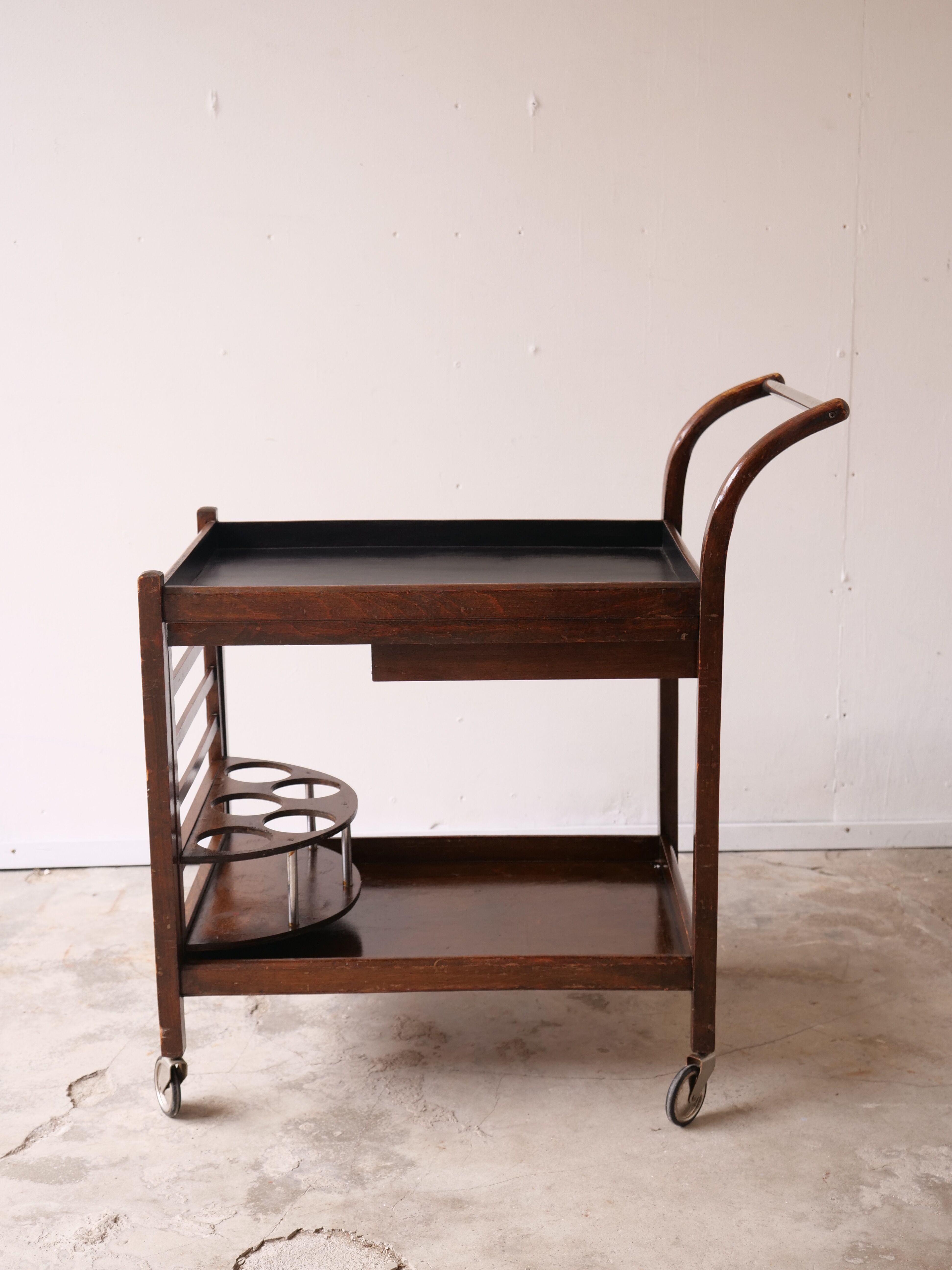 Serving art deco tork