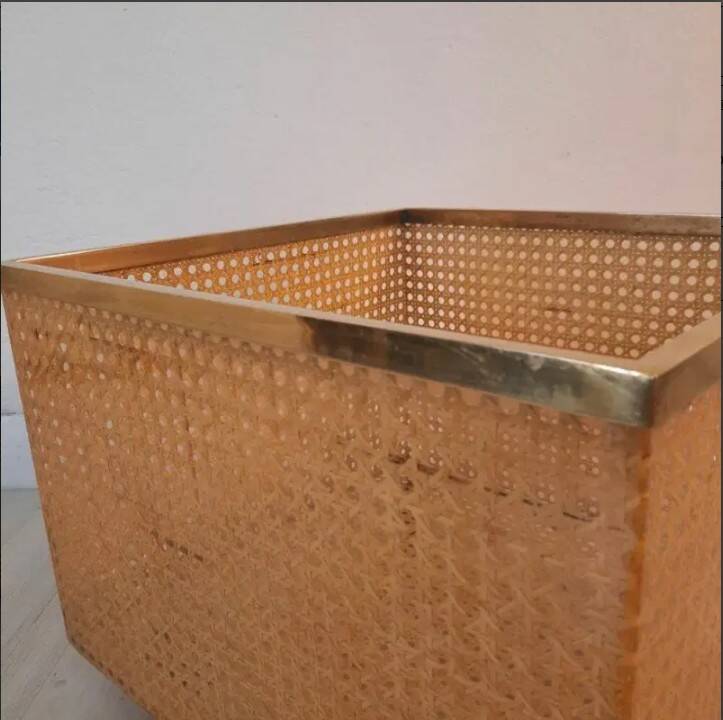 Meuble de rangement vintage à roulettes en lucite, paille de vienne et laiton