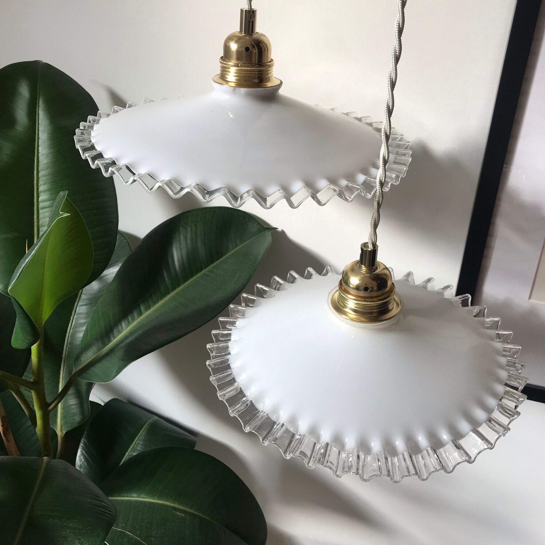 Suspension en opaline plate dentelée blanche années 50