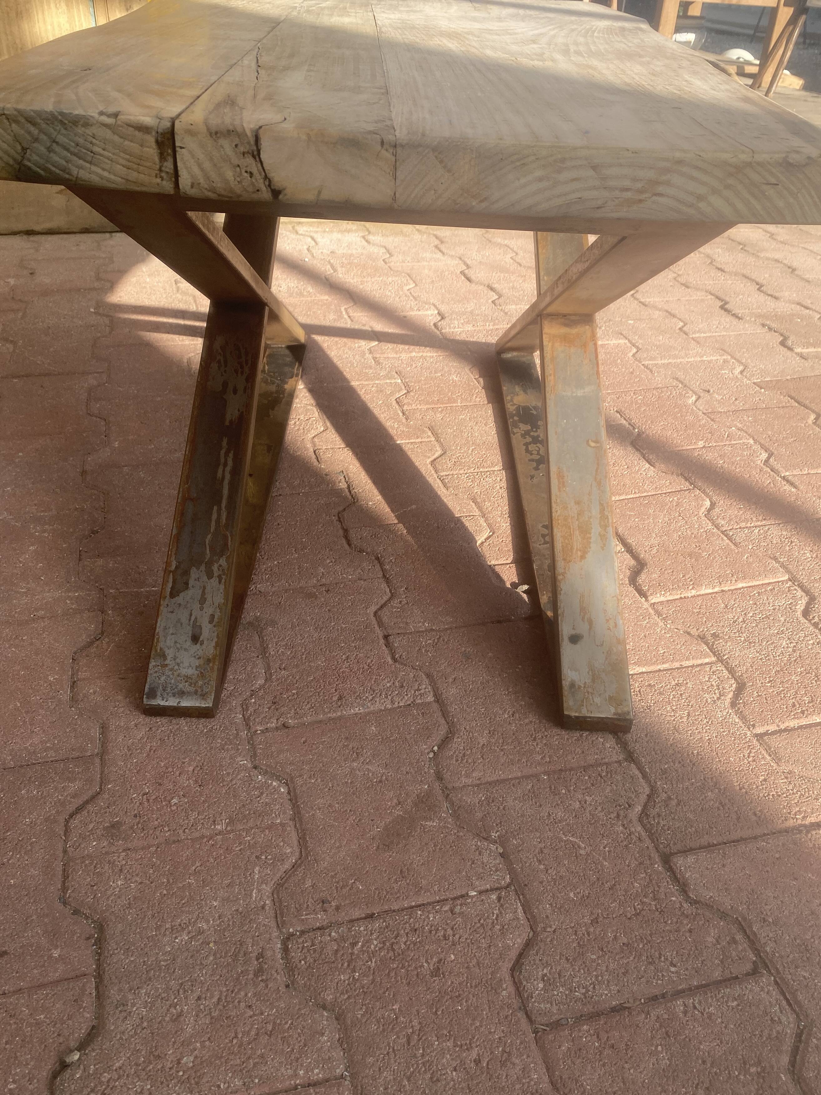 Coffee table with metal leg