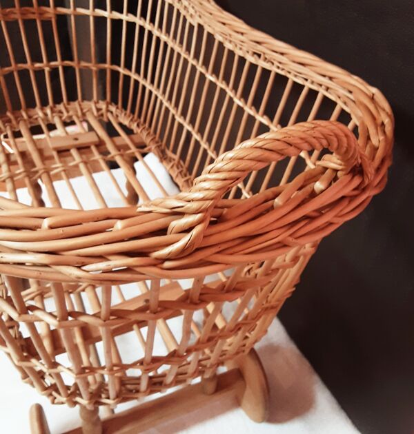 Couffin rotin sur pieds vintage