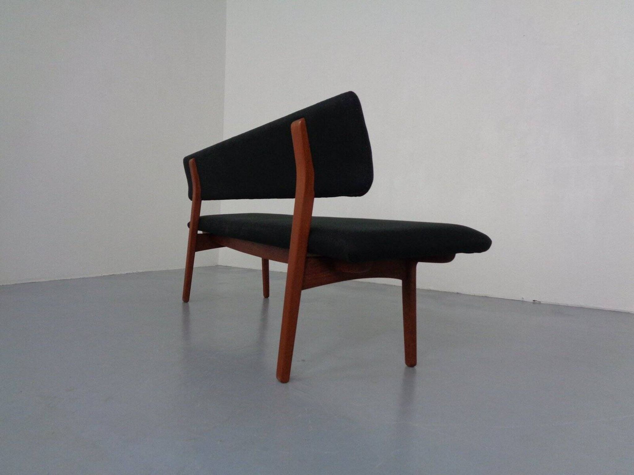 Large teak bench by Aksel Bender Madsen & Ejnar Larsen for Næstved Møbler, Denmark, 1950s.