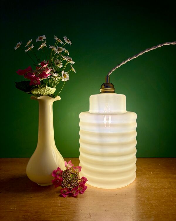 Suspension globe vintage en opaline jaune pâle