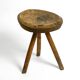 Tabouret en bois massif à trois pieds, sculpté à la main des années 1900, avec une patine fantastique.